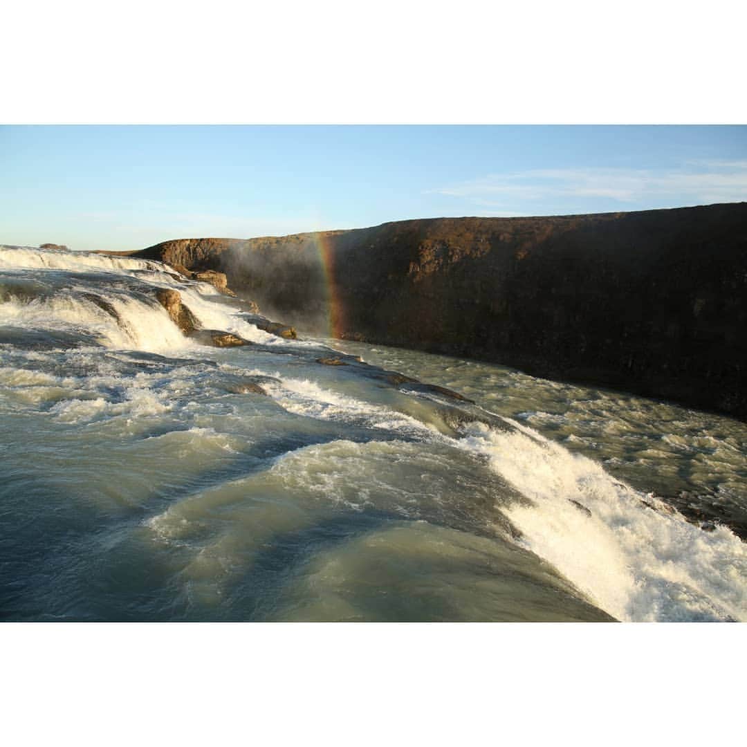 テレビ朝日「世界の街道をゆく」さんのインスタグラム写真 - (テレビ朝日「世界の街道をゆく」Instagram)「雄大な自然に抱かれて道は続きます。時折目にする人々の営みに、大地への想いを感じます。谷間に流れ落ちる滝を目にしました。グトルフォス。アイスランド語で「黄金の滝」の意味だといいます。降り注ぐ日差しを浴びて、水が金色に輝いて見えることから名付けられたと女性が水の流れを見つめていました。 数あるアイスランドの滝の中でも雄大さで知られるグトルフォスですが、20世紀初頭に水力発電所の建設が持ち上がり、ダムで沈める計画がありました。その時近くに暮らす1人の少女が、「発電所を造るなら、滝の中へ身を投げる」と開発業者に迫ったことをきっかけに、自然保護の機運が高まり、計画は白紙に戻されたのです。 「黄金の滝」に女性たちの笑顔が映えます。少女の願いは、「唯一無二の景観を守る」という言葉として、アイスランド人の心に受け継がれていました。  #世界の街道をゆく #キヤノン #テレビ朝日 #坂東巳之助 #canon 写真　#狩野喜彦 #大自然と人が息づく北国の道 #アイスランド #グトルフォス #ICELAND #republicoficeland #LýðveldiÍsland #Gullfoss」2月22日 13時13分 - tvasahi_kaidou