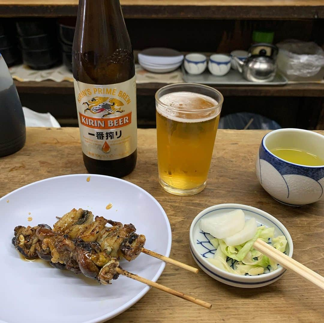 くろさんのインスタグラム写真 - (くろInstagram)「二軒目🍺 ※途中スタバ挟んだから正しくは三軒目w オサレタウン自由が丘で昭和臭Maxの大好きスポット😋 瓶ビール小400円 うなぎからくり焼き400円 うなぎきも焼き300円 #うなぎほさかや #ほさかや自由が丘 #ほさかや #うなぎからくり焼き #うなぎきも焼き #瓶ビール小 #麒麟一番搾り #自由が丘昼飲み #自由が丘昼のみ #昼からビール #昼ビール #昼ビ #自由が丘グルメ #自由が丘散歩 #自由が丘」2月22日 13時14分 - m6bmw