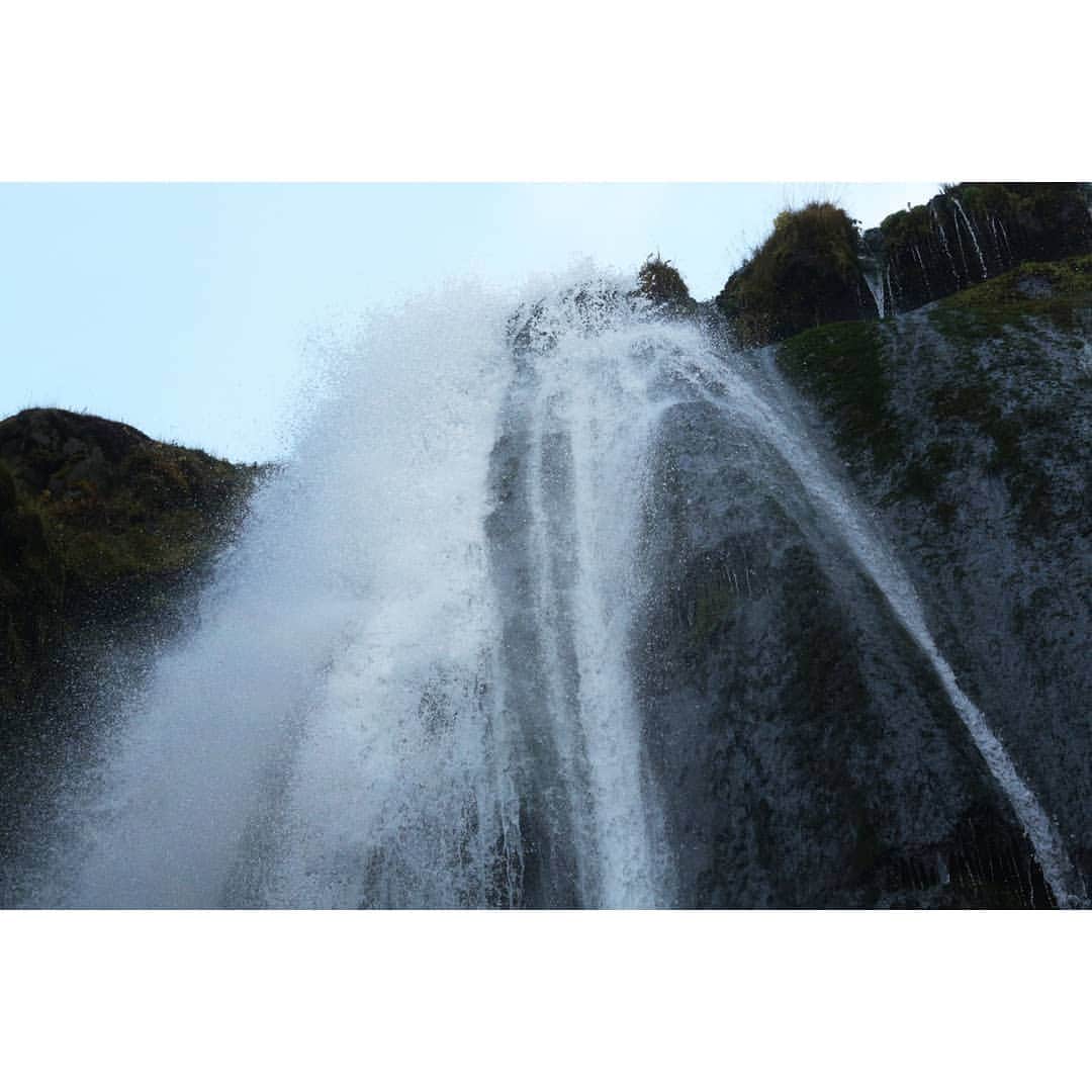 テレビ朝日「世界の街道をゆく」さんのインスタグラム写真 - (テレビ朝日「世界の街道をゆく」Instagram)「夜明けの光が、ゆっくりと大地に陰影を与えてゆきます。崖から落ちる滝の姿に惹かれ、向かうことにしました。セリャラントフォス。高さ65メートルから落下する水が、滝壺に美しい水煙を描いています。滝の裏を行く道があるようです。向かってみました。 スクリーンのように流れ落ちる水に心躍ります。訪れた人が、その眺めに引き込まれるかのように、表情を弾ませていました。 こちらは隣のグリュフラビュイ。岩の間を抜けて滝壺へと人々が向かいます。滝の懐に抱かれ、流れる水を見つめ耳を澄ませると、水音が音楽に聞こえてきます。滝が奏でる旋律を耳に残し、街道をさらに進みます。  #世界の街道をゆく #キヤノン #テレビ朝日 #坂東巳之助 #canon 写真　#狩野喜彦 #大自然と人が息づく北国の道 #アイスランド #セリャラントフォス #ICELAND #republicoficeland #LýðveldiÍsland #Seljalandsfoss」2月22日 13時15分 - tvasahi_kaidou