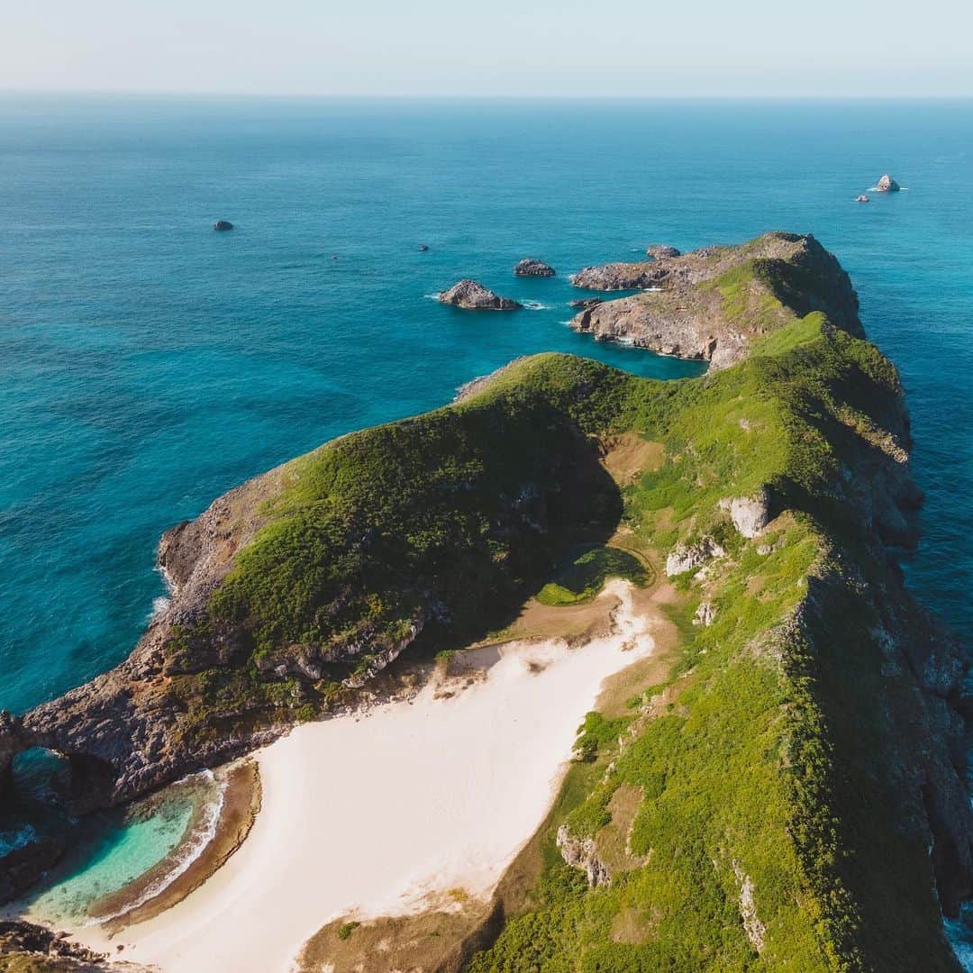 市川渚のインスタグラム：「小笠原諸島、父島からボートに揺られて20分ほど。絶景が広がる無人島の南島。2枚目写真の右側、緑の尾根のてっぺんあたりに居る米粒みたいなのが撮影している私たち。﻿ ﻿ ※許可を得て撮影しています﻿ ﻿ Minamijima is an uninhabited island about 20 minutes by boat from Chichijima in the Ogasawara Islands. We are on the right side of the second photo, at the top of the green ridge.﻿ ﻿ *Drone photos are taken with the permission.﻿ ﻿ Special Thanks : @DJIJapan﻿ Shot on #DJIMavicAir2 🚁﻿」