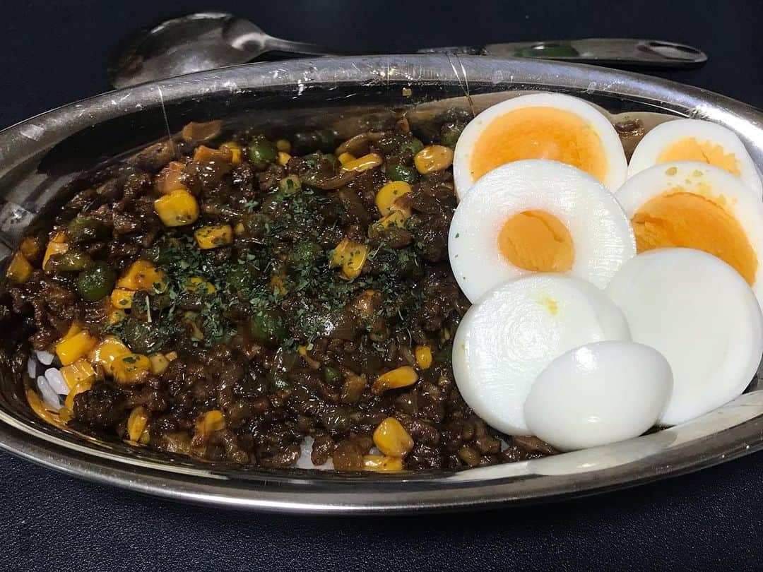 のインスタグラム：「昼メシ。俺のドライカレー。 新潟VOVO風。 早朝から仕込んでおいた。  #カレーライス #ドライカレー」