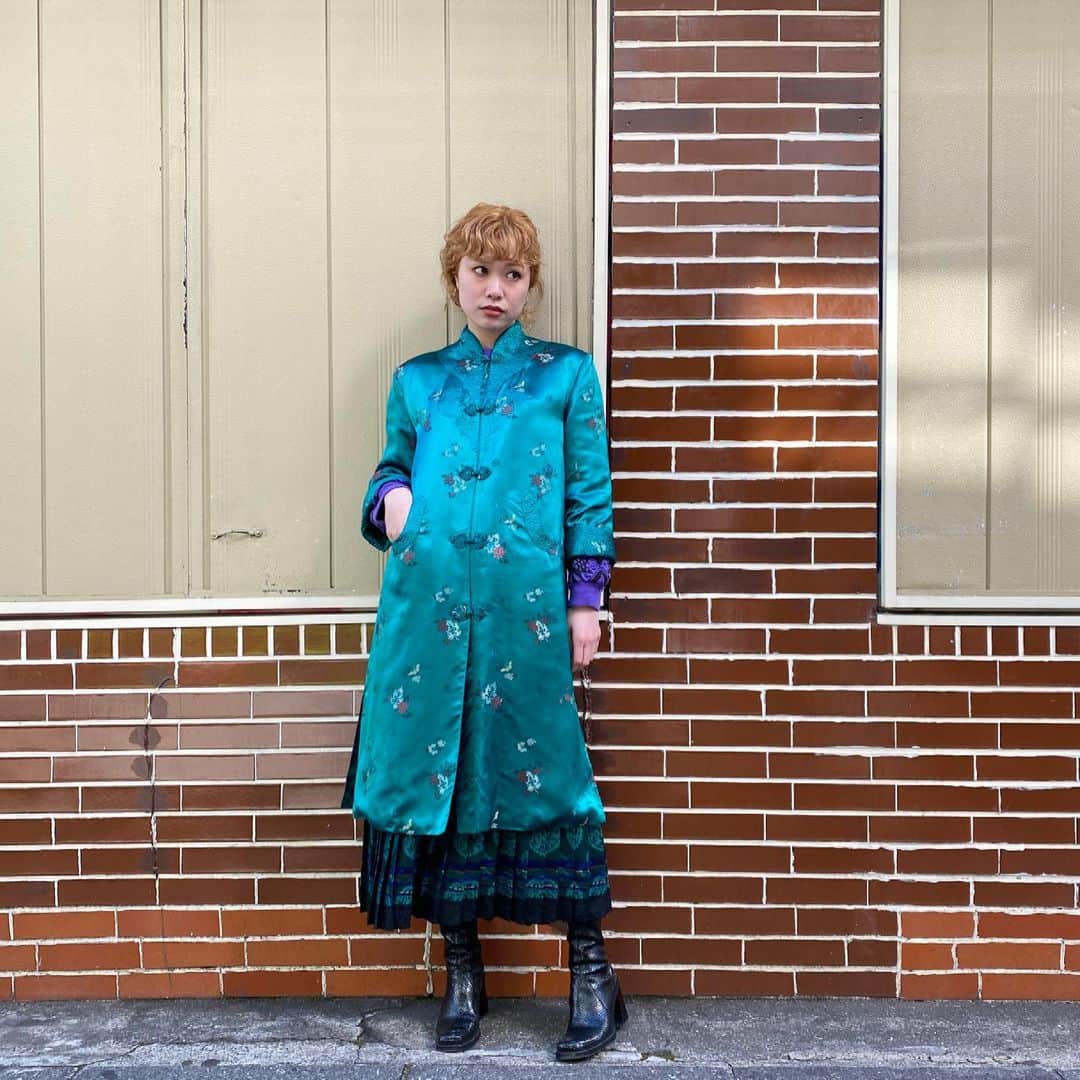 PUNK CAKEのインスタグラム：「•emerald green china dress •purple crystal sweatshirts【SOLD】 •oriental pattern pleats skirt【SOLD】  #punkcake  #vintage #vintageclothing  #80sfashion  #古着 #古着コーデ  #古着女子 #レディース古着　 #原宿 #harajuku  #harajukufashion  #原宿古着屋 #東京古着屋  #古着屋巡り #古着通販」