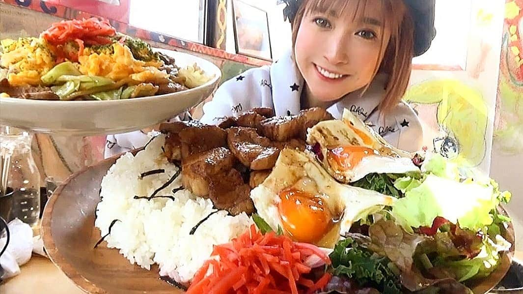 石関友梨さんのインスタグラム写真 - (石関友梨Instagram)「顎泣かせ4kg定食！ 甘〜い豚肉、とろ〜り玉子、もっちもち麺の限界に挑む！  YouTube新しい動画✨  #ダイニングベン #Ben #御用達店 #焼きそば#麦豚 #T1グランプリ #YouTube #プロフィールからyoutube飛べます #デカ盛り #大食い」2月22日 13時24分 - yurimorico