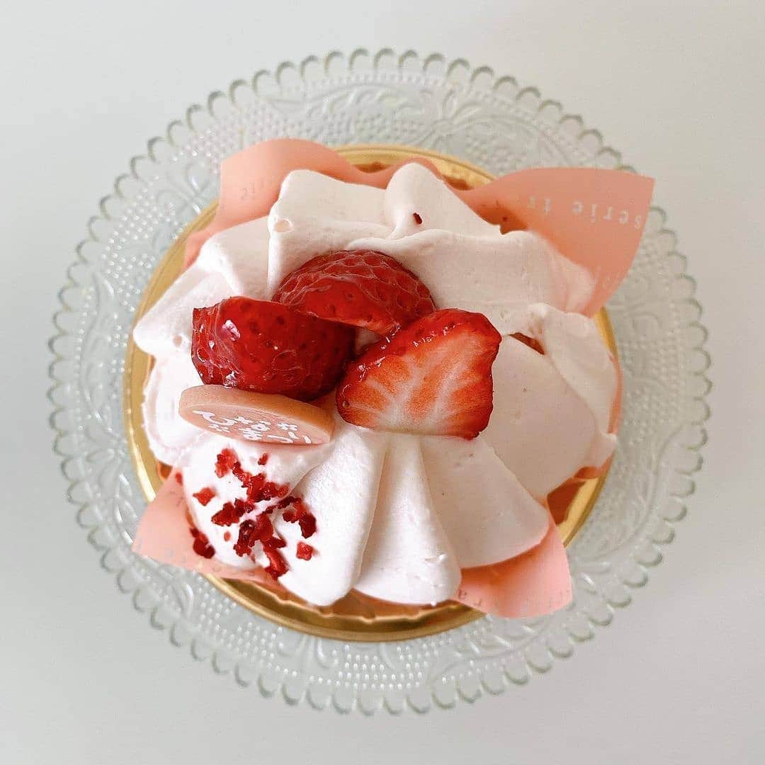 4meee!さんのインスタグラム写真 - (4meee!Instagram)「【シャトレーゼ】期間限定♡#ひなまつりケーキ が発売されました♡﻿ ﻿ #桃の節句苺のムースケーキ﻿ ﻿ クリームがたっぷりな、ドーム型ケーキでクリーム好きさんにはたまらない！﻿ ﻿ 税込み507円とお高めなぶんボリューム感満載でたっぷりたのしめます。﻿ ﻿ ﻿ ドームの底は、ふわふわスポンジ、真ん中には、苺のコンフィチュールとシリアル入りホワイトチョコ🍫﻿ ﻿ ボリューム満点なケーキは、ご褒美にぴったりなケーキ♡﻿ 苺好きさん、クリーム好きさんにオススメです♡♡♡﻿ ﻿ ﻿ ﻿ ﻿ ﻿ ﻿ Thankyou🎀﻿﻿﻿ ﻿ @asucafe ﻿ ﻿ ﻿ ﻿﻿﻿ 流行りのアイテでムやスポットには　@4meee_com をタグ付けして投稿してください🎀﻿﻿﻿﻿ .﻿#4MEEE#フォーミー#アラサー女子#女子力向上﻿ ﻿ ﻿ @chateraise.jp @chateraise.onlineshop #シャトレーゼ #シャトレーゼ大好き #シャトレーゼのケーキ #ひなまつり #ドーム型ケーキ #期間限定スイーツ #新商品 #シャトレーゼ新商品 #苺スイーツ #苺ケーキ #生クリームたっぷり #生クリーム大好き #稲垣飛鳥 #あすかふぇのおいしい毎日 #ヨムーノメイト #ヨムーノ #食レポ #食レポグラム #新商品情報 #新商品発売 #シャトレーゼケーキ #ひなまつりスイーツ」2月22日 13時24分 - 4meee_com