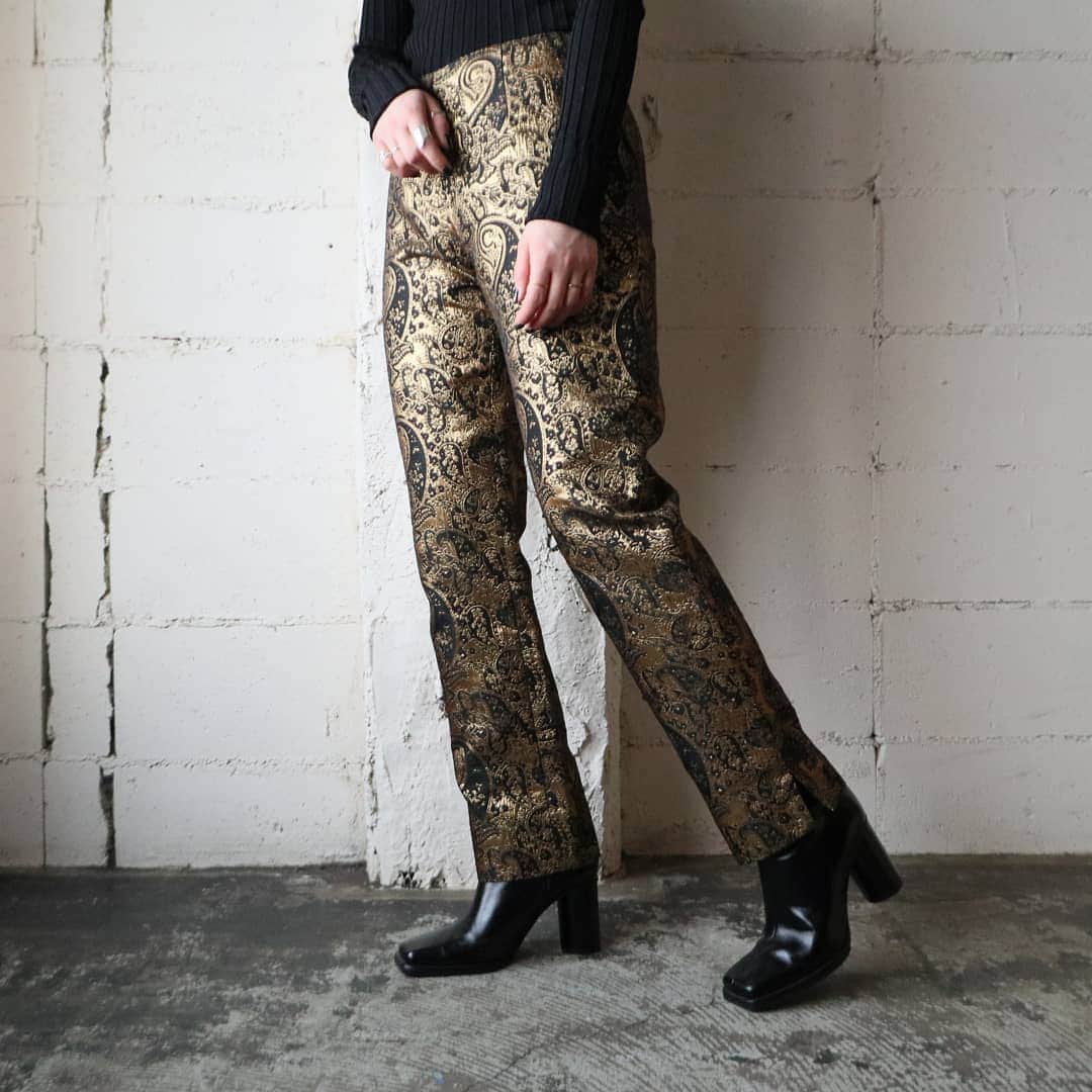 吉祥寺 古着屋 Orfeoのインスタグラム：「. Metallic Paisley Pattern Pants  #orfeo #kichijoji #tokyo #vintage #used #fashion #coordinate #outfit . . .  お問い合わせはインスタグラムのプロフィール掲載のメールアドレスにお願いいたします。コメント、DMでのお問い合わせは受け付けておりませんのでご了承ください。 ONLINE SHOPの商品も店頭にてご購入頂けます。気になる商品がございましたらスタッフにお声掛けください。 . 新型コロナウィルス感染症予防対策を徹底して営業しております。 ご来店の際はマスク着用、手指消毒にご協力ください。」