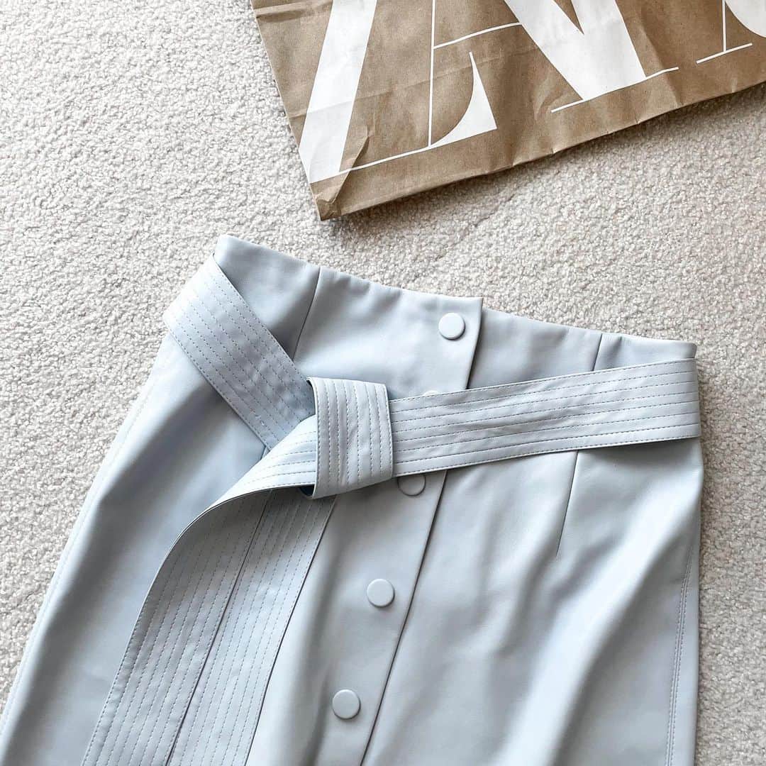 htrkmkのインスタグラム：「𝓃ℯ𝓌𝒾𝓃  パウダーブルーの 優しい色味に一目惚れだった @zara のスカート✨  ハードに見えがちなフェイクレザーも こんな綺麗で優しい色味なら 女性らしくキレイめに着られます♡  コーデやアイテム詳細は @htrkmk プロフ欄リンクのブログにて✎☡ (ZARA製品の型番、ページなどもブログに記載あります) ✁┈┈┈┈┈┈┈┈┈┈┈┈┈┈┈┈  UNIQLOやGU ZARAなどの プチプラアイテムを使った きれいめカジュアルコーデ  トップスはSかM ボトムスはLかそれ以上、と 腰の骨盤が横に広くおお尻も大きい 極端なほどの洋梨体型ですが それでも細見えするように工夫してます  ✧キレイめプチプラコーデ: @htrkmk  ✧美容や共働き夫婦のライフスタイル: @htrkmk_lifestyle   ✁┈┈┈┈┈┈┈┈┈┈┈┈┈┈┈┈  #通勤コーデ  #綺麗めコーデ  #綺麗めカジュアル  #シンプルコーディネート  #骨格ウェーブ  #高身長コーデ #163cm #冬コーデ #冬ファッション #着回しコーディネート  #アラサーコーデ #ママファッション #olファッション  #ZARAコーデ #zara購入品  #ザラコーデ  #locari」
