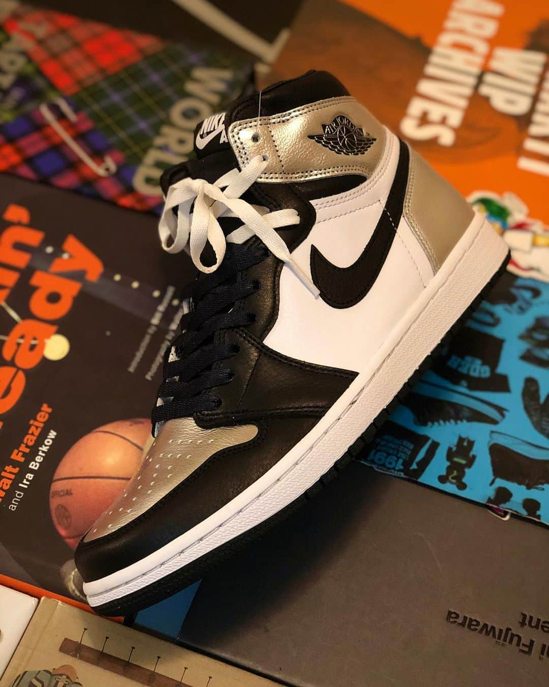 Mr. Tyさんのインスタグラム写真 - (Mr. TyInstagram)「Good leather and satin guts? Had to. You never know what you’re going to get nowadays material wise, but these were pretty solid all around. Had some laces laying around, had to pop those in.  Who picked up a pair and who missed out?  #ijustlikeshoes #theshoegame #kicksonfire #complexkicks #jordandepot #jordansdaily #kotd #nikeair #aj1 #airjordan1 #airjordan #jumpman #complexkicks #jordan1club #todaykicks #silvertoes」2月22日 13時35分 - regularolty