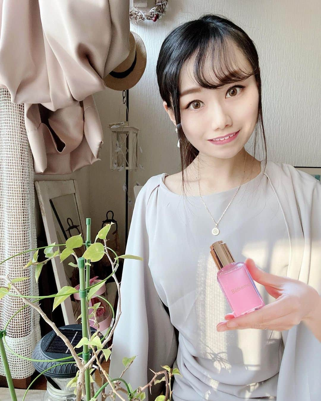 amiさんのインスタグラム写真 - (amiInstagram)「． Favorite serum  気になっていたBethemoの美容液を お試ししてみました🥺❤️  こちら、塗るナイトパック美容液♡ @bethemo_official  ダマスクローズオイルとワインエキスを 贅沢に配合していて、お肌に保湿と栄養を🥰  そして、そしてコラーゲンエキス ツボクサエキスにより日々の外的ストレスで かたくなってしまった肌をふんわり柔らかに してくれます❤️  ダブルアンチエイジングもしてくれて 肌荒れにも効果的なのでとっても嬉しい 美容液です✨  チェックしてみてね〜✨  ． #Bethemo #ベテモ #エイジングケア #塗るナイトパック美容液 #夏菜プロデュース #夏菜 #ローズエキス #赤ワインエキス #アンチエイジング #スローエイジング #化粧品 #美容液 #セラム #韓国コスメ#NOWATER」2月22日 13時38分 - amikuma1219