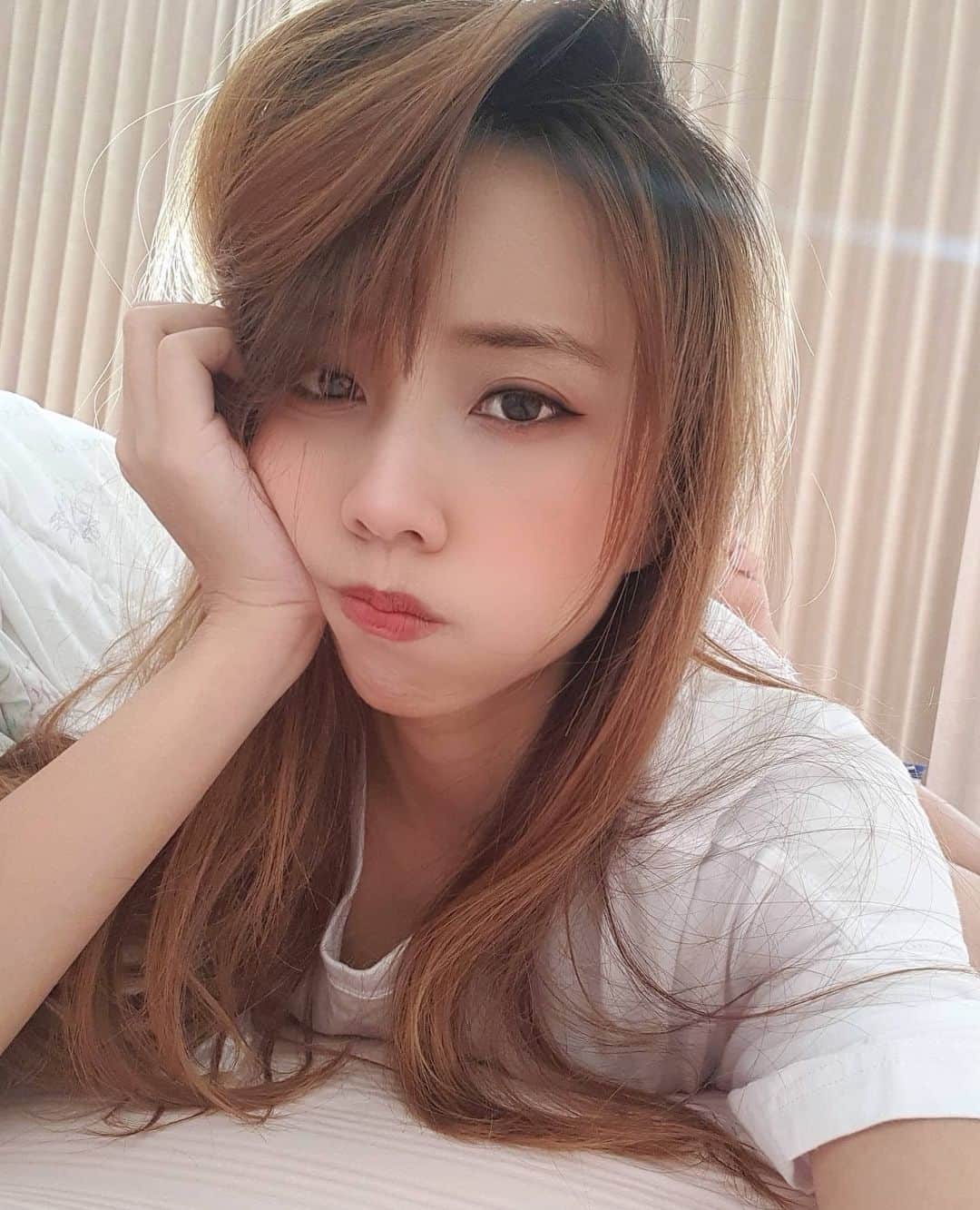 ビーム先生のインスタグラム：「เมื่อคืนตั้งใจซะดิบดึ ว่าจะอ่านหนังสือก่อนนอน สรุปหลับ !!! อ่านไปไม่ถึงประโยค 555 昨日の夜勉強しようと思ったのに、すぐ寝ちゃった！(笑)  #influencer #blogger #youtuber #thai #thaigirl #japan #日本　#タイ　#インフルエンサー　#ブロガー　#ユーチューバー　#外国人　#訪日外国人　#タイ人　#タイ語　#บล็อกเกอร์ #ยูทูปเบอร์ #ไทย #ญี่ปุ่น #ภาษาญี่ปุ่น」