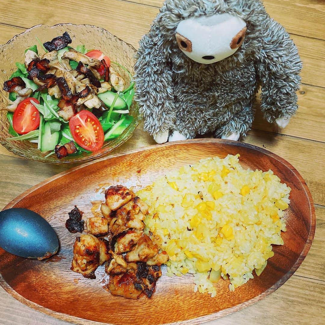 脇田唯のインスタグラム：「🦥 ジャークチキンと コーンライス Tommy特製ライスプレート  これ、美味しかったー (๑>؂<๑)۶  サラダは私がやりました！ （笑）🥗」
