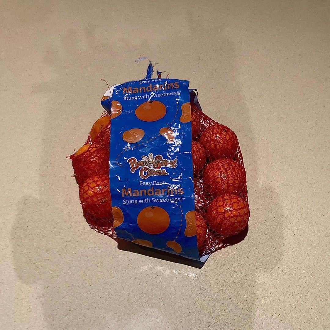 ミゲルのインスタグラム：「This weeks inspo dump 1. Best mandorin oranges I’ve ever had, equally sweet and tart (harder to peel than cuties but fr worth it)  Nothing sexier than waterfruit 2. Bts of me and @tainy in studio finishing SUNBATHE (Out now) 3. @jahisundance debut album, it’s really fucking good and it’s short, favorite song is Lady 4. End of Evangelion DO NOT WATCH THIS on shrooms... or do, highly visually stimulating but def not for faint of heart (on netflix rn) 5. CIA declassification of time/space travel research which is rooted in meditation, brain hemisphere synchronization and sound frequency 6. Forever inspo  7. Loved the film, another reminder of our governments ruthless stifling of blacks and people of color. Watch it it’s great acting and well executed all around. What inspired you this week ? Lmk and thanks for sharing . Love you -🔪🌹」