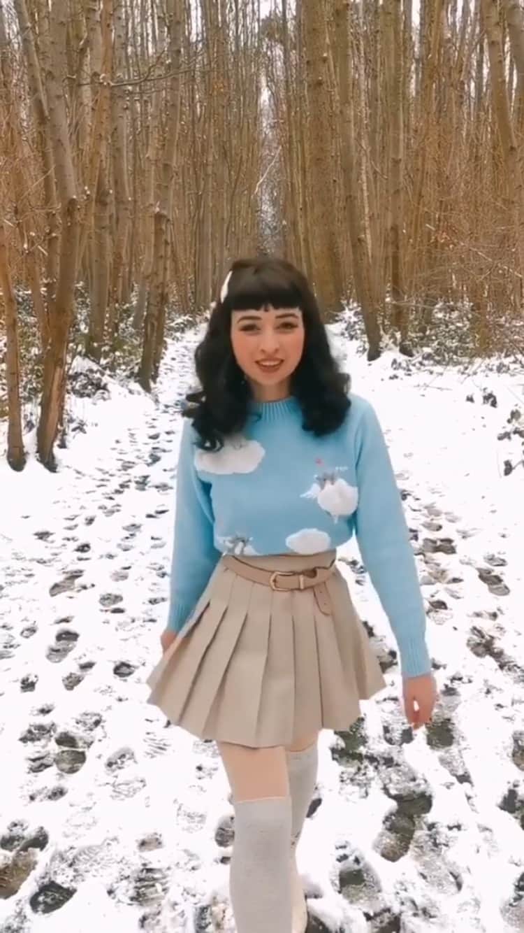 instagoodのインスタグラム：「@hellomissjordan From casual clouds to chic clouds ☁️ A Cinderella transformation in the snow!  I wish I could really change outfits this quickly when I’m outside in sub zero temperatures but the reality was a lot of flouncing about, trying not to slip over, having my dog stand on my dress and more chaos 😂 Worth it for a bit of magic though!」