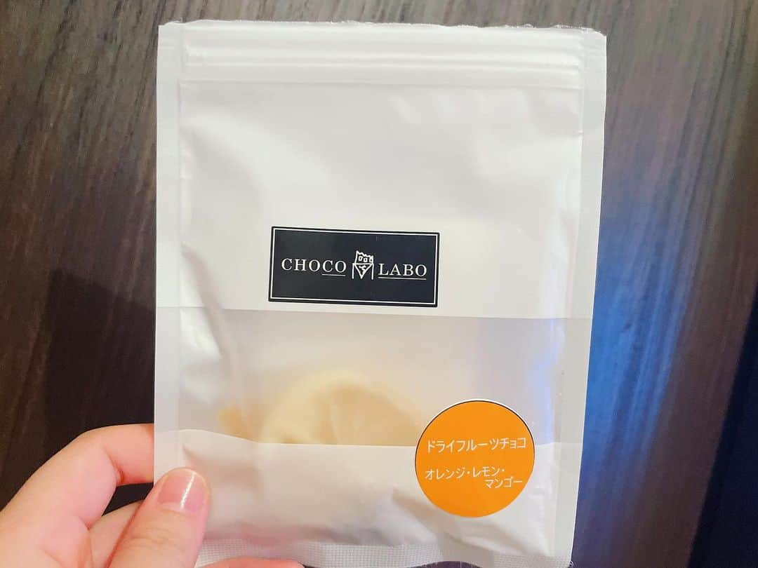 新井愛瞳のインスタグラム：「＊ ＊ CHOCOLABOの ドライフルーツチョコレート。 いただいた時にとても美味しくて他の商品も知りたい！と思い調べて、その会社さんのコンセプトがとても素敵でした。 障がい者・高齢者・健常者・プロフェッショナルなど様々な人が作る、可愛らしいスイーツ、どれも素敵でした。  #chocolabo #chocolate」