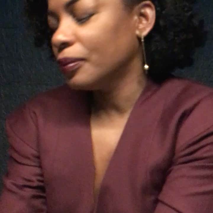 ヤスミン・アル＝マスリーのインスタグラム：「Working with this amazing woman taught me so much.. no compromising her art or her person.. a fighter who dedicated years of her life advocating to put down the racist flag of Mississippi .. never lost her focus on set .. never missed a clue of what her acting colleagues throw at her.. best shopping aficionada partner and sister !! so happy I was able to sing happy birthday to you over zoom today 🎊🎂🎉🎁🎊💃🏻🎂🎊🎉💃🏻 .. I keep these goodies from @quanticoabctv days for special occasions like these 😂🤣😂🤣😂🤣😂🤣🤣🤣 #birthdaygirl happy happy birthday Aunjenu Ellis #aunjenueellis 😘😘😘😘」