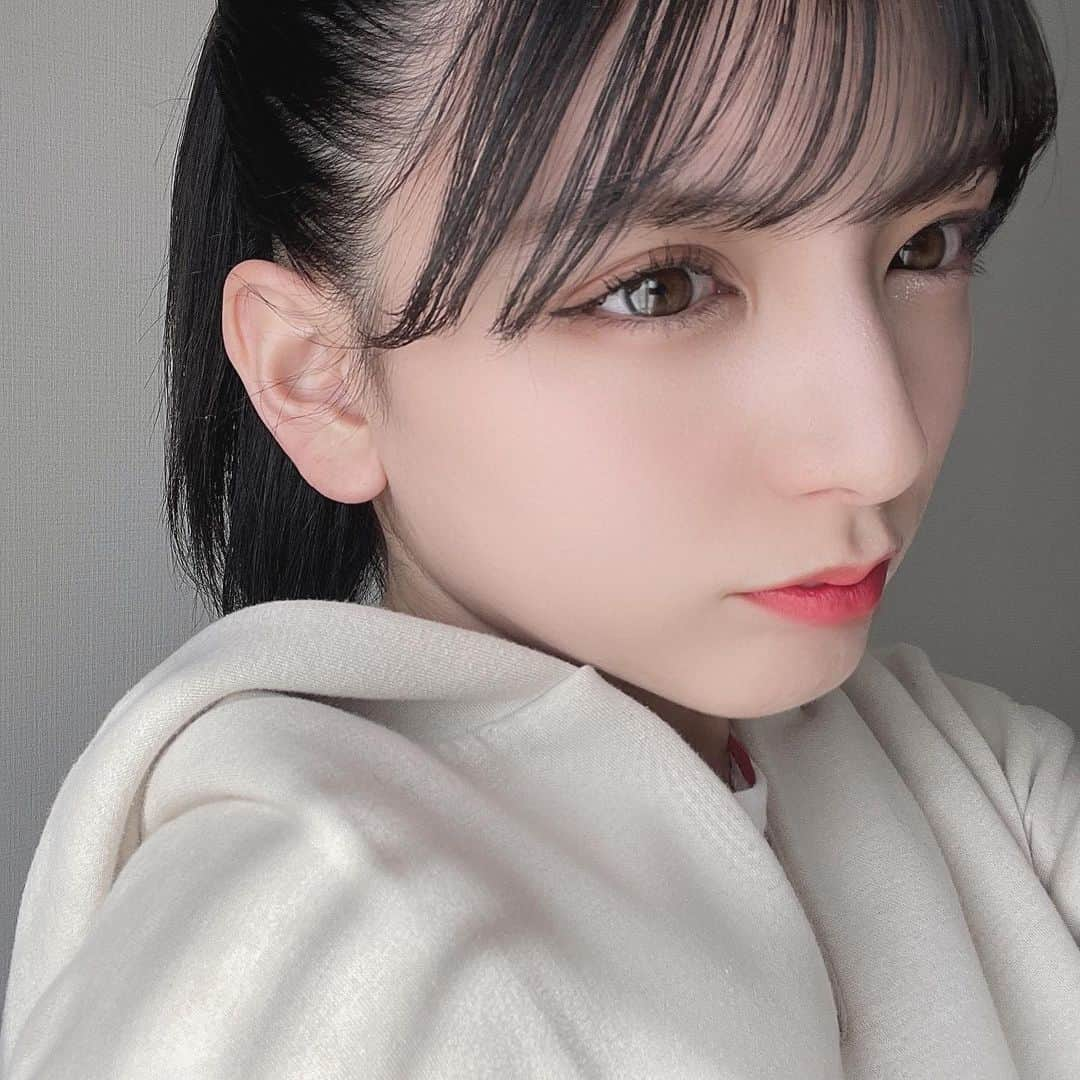 坂元葉月さんのインスタグラム写真 - (坂元葉月Instagram)「﻿ ﻿ まつげびょんびょん。﻿ ﻿ 〜そんなお年頃を添えて〜﻿ ﻿ ﻿ 何かオススメなどありますでしょうか。﻿ スッピンのクオリティもほしい。欲張り。﻿」2月22日 13時45分 - wasuta_hazuki_sakamoto