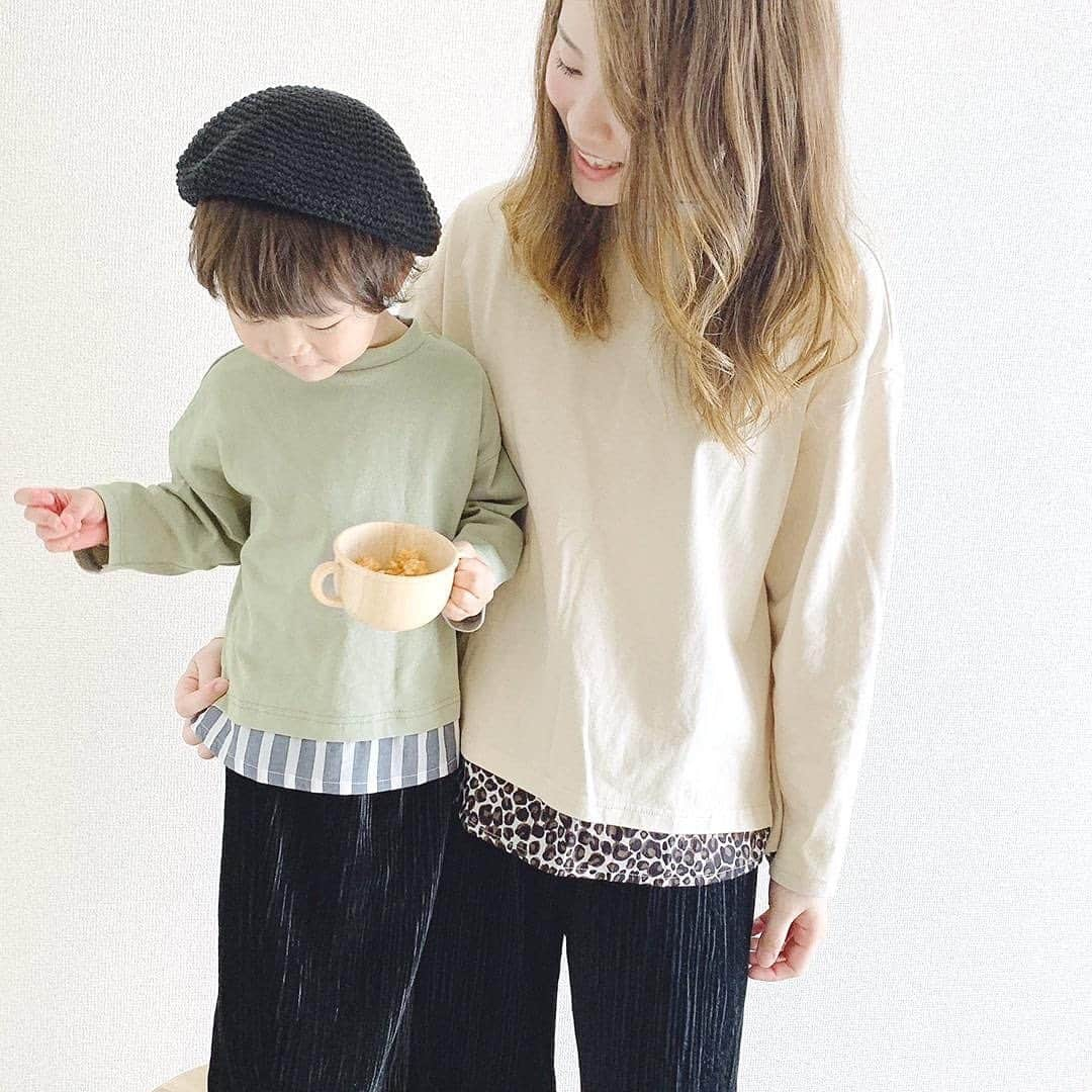 かわいいベビー服・子供服Babychuのインスタグラム：「【いよいよ子どもサイズ最終入荷👦👧❣親子お揃いレイヤード風ロンT👕】 . おかげさまで大好評👑 べびちゅオリジナル最新アイテム🥳 . ついに80～120サイズは今回の入荷で最後‼️ お好きなカラー＆サイズがあれば、すぐにGETをオススメいたします🙋‍♀️ . パパと男の子がカーキ×ストライプ、ママと女の子がオフホワイト×レオパードというリンク買いも増えてます👍 . . 《Babychuオリジナル》クルーネックレイヤード風ロンT カラー：オフホワイト×レオパード/カーキ×ストライプ サイズ：80/90/100/110/120 プライス：2,300円+tax . サイズ：ママM/パパM/パパL プライス：3,400円+tax . . パパもママも👨👩男の子も女の子も👦👧♪ 家族お揃い服が大ブーム👑 . みんなで着たい❣️ 「クルーネックレイヤード風ロンT」🌟 . 春に心地イイ～💓 裾からチラリと見えた柄にワクワク😘 . シンプルおしゃれ見えトップスです💕 レオパード柄、ストライプ柄、どちらも欲しくなっちゃうよ👍 . 家族でお揃いがしやすいように、お値段頑張りました👛 . さぁ、プロフィール欄のURLから、今すぐべびちゅHPへGO！ . . 🌈今なら❣️べびちゅのキャンペーンいっぱいでおトク♪ . ①春の新作キャンペーン第２弾開催中🎉 . 会員さま、新作アイテムGETにはクーポン使ってね😚 . 👛５％OFFクーポン 「春の新作キャンペーン」のアイコンがついたアイテムを含む、3,000円（税抜）以上のお買い物で利用可★ . コードの入力は不要🙋‍♀️ 購入時、クーポン選択欄で「会員様限定☆春の新作キャンペーン」のクーポンを選択してね💕 . クーポン期限は、2月28日（日）23:29まで‼️ . 期間中、何度でも利用OK👍 . 春の新作アイテムを💖おトクにGETできるチャンスはコレしかない🙋‍♀️ . 今から会員になってくれる方も大歓迎👏 . ぜひぜひ、キャンペーン中に😚 お買い物を楽しんでね❤️ . . ②お買い物キャンペーン開催中♪ . 期間中にお買い物してくれた会員さまは💕 ✨来月開催のシークレットセール✨に先行ご招待👏 . ご購入アイテムは何でもOK🙆‍♀️ログインしてお買い物してね❤️ . 🧚‍♀条件 2月15日（火）〜2月25日（木）の期間中に、べびちゅでお買い物してくれた会員さま . 🧚‍♀ご招待方法 べびちゅのメールマガジンを受け取っている方が対象です。 シークレットセール開催日の朝、会員登録いただいたメールアドレス宛に招待メールをお送りします📩 . 🚨ご注意！ メールが届くように、必ず@babychu.jpのドメインを許可しておいて下さいね。 べびちゅのメルマガも、必ず「お得なメールの購読：可」にしておいて下さい！ 毎日配信のべびちゅのメールマガジンが届いていればOK👍 . ⏰シークレットセールは３月開催！日時はヒミツです☆どうぞお楽しみに！ . . #べびちゅオリジナル #パパコーデ #パパとお揃い #親子リンク #親子お揃い #リュバンブクレ #リンクコーデ #rubanboucle #リュバンコーデ #べびちゅ #babychu #ig_kidsphoto #ig_babyphoto #かわいい #子供服 #ベビー服 #親バカ部 #女の子 #男の子 #娘 #息子 #赤ちゃん #ベビーコーデ #キッズコーデ #ベビーファッション #キッズファッション #出産祝い #baby #babychujp」