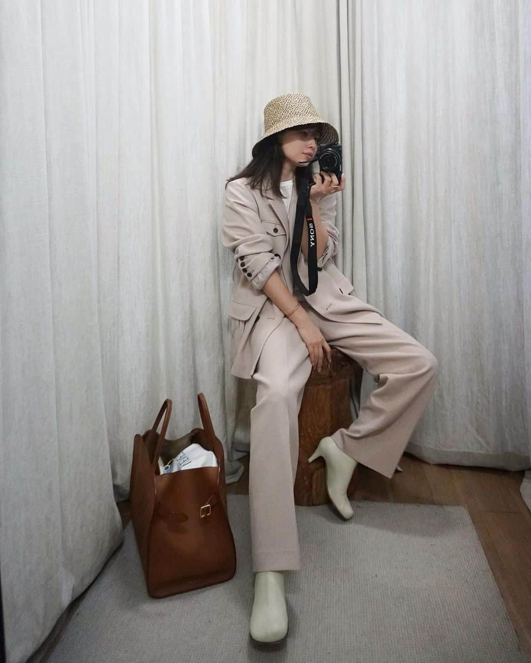 JUNNAのインスタグラム：「2月22日月曜日の私服  なんていいお天気なんでしょ☀️ アウターを脱いで、今日はジャケット、Tシャツスタイル  このセットアップを来て出かけるのを 楽しみにしていたんだ〜🍌🐒  本当はサンダルを合わせたかったケド 夜はきっと冷えると思って...🙄  jacket/ ウエストベルトダブルジャケット(ETRÉ TOKYO) bottom/ デザインルーパーパンツ(ETRÉ TOKYO) T shirt/ @toteme  shoes/ @newbottega  bag/ @maisontherow  hat / ETRÉ TOKYO× @marihoja   #敷居を跨いだお洋服 #私服 #156cm#セットアップ #ハット#帽子 #therow #bottegaveneta #etretokyo #toteme #bonaventura」