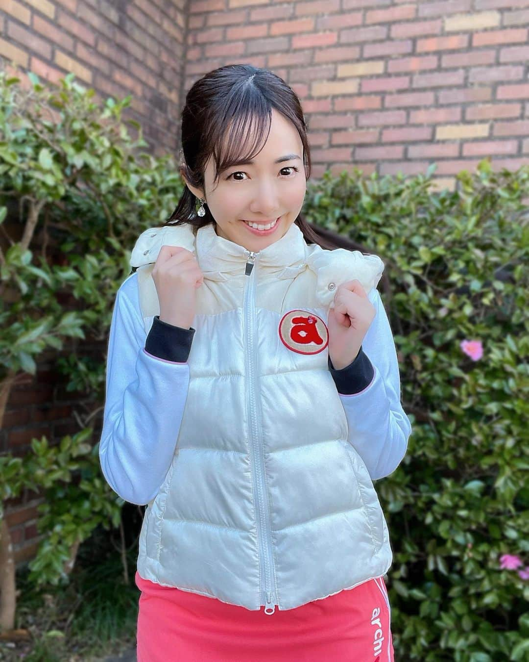 松本あゆ美さんのインスタグラム写真 - (松本あゆ美Instagram)「. 今日は関東〜九州で季節外れの暖かさになっていますね☀️ 花粉もたくさん飛んでいるのか、 外を歩いていたらクシャミが...…🤧 . しかし明日以降はまたこの時期らしさが戻ってきそう！ 冬物コートやゴルフではダウンが、 まだまだ活躍してくれそうですよ💕 . #ぴんそば という 名物の五目焼きそばが美味しかったです😋 . . #archivio #アルチビオ  #キングフィールズゴルフクラブ #golfstagram #golfgirl  #golfwear #골프 #골프웨어 #高尔夫球  #ゴルフ女子 #ゴルフ女子コーデ  #ゴルフ好きな人と繋がりたい  #気象予報士 #セントフォース #weatherforecast  #お天気お姉さんの日常」2月22日 13時50分 - ayumi_matsumoto_1124