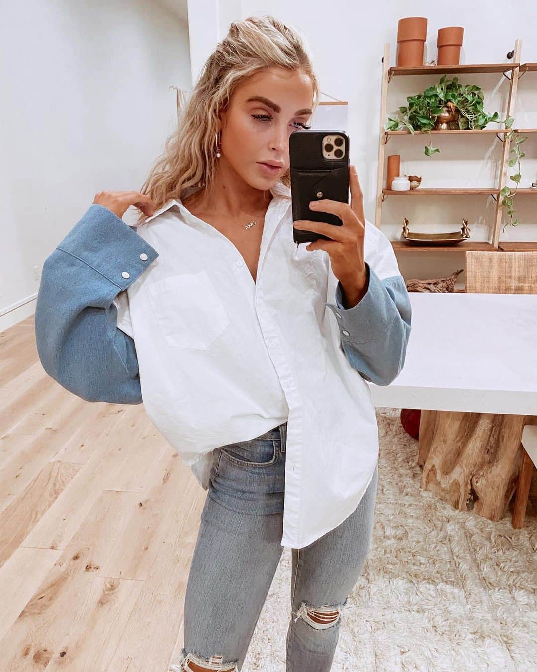 Cara Van Brocklinのインスタグラム：「Late night post but I had to share because I have been wanting to show you guys this top for like ever and it’s finally launching tomorrow on @caralorenshop!! I feel like it is exactly what my wardrobe was missing and I thought you guys would love it too!」