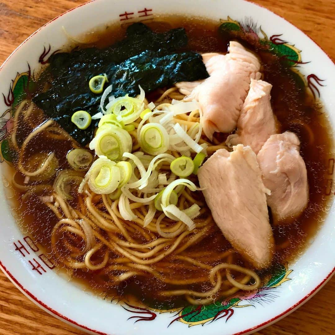 松本素生のインスタグラム：「チンラ。 自宅ラーメン🍜 日清ラ王に昨日の鶏ハム。 ラ王ってめちゃくちゃ美味い！」