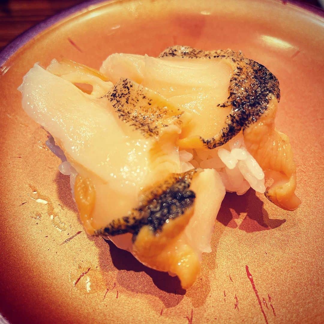 脇田唯のインスタグラム：「🍣 活つぶ旨し。 炙りえんがわも好き。 しめ鯖も好き。 ウニ最高。  お寿司はいつ食べても美味しい。」