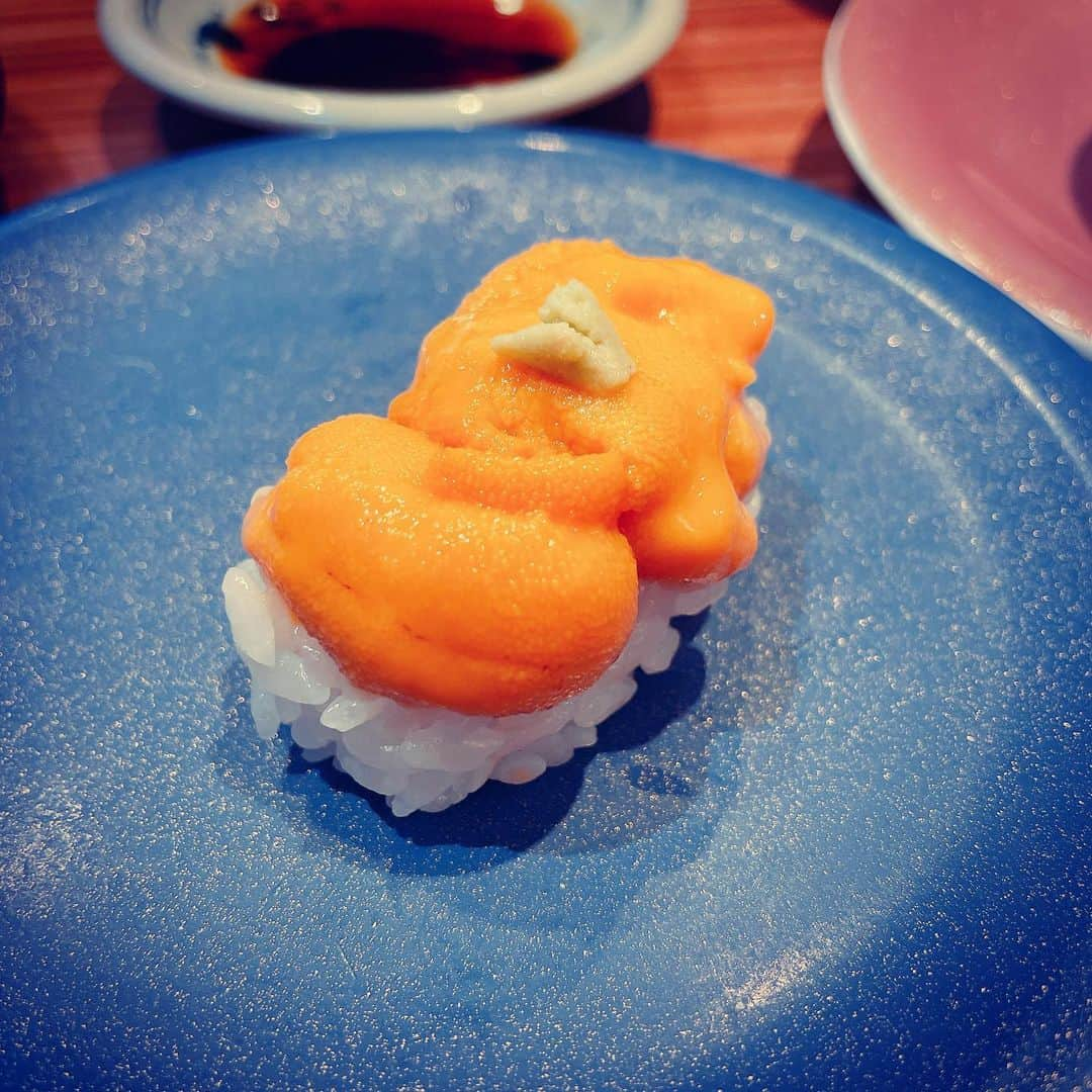 脇田唯さんのインスタグラム写真 - (脇田唯Instagram)「🍣 活つぶ旨し。 炙りえんがわも好き。 しめ鯖も好き。 ウニ最高。  お寿司はいつ食べても美味しい。」2月22日 13時55分 - post_yui