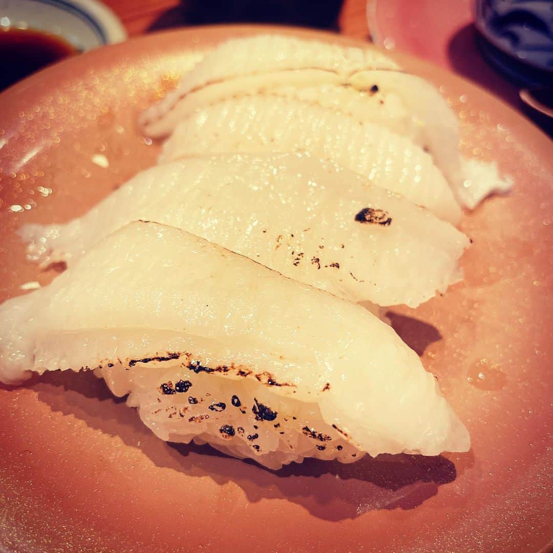 脇田唯さんのインスタグラム写真 - (脇田唯Instagram)「🍣 活つぶ旨し。 炙りえんがわも好き。 しめ鯖も好き。 ウニ最高。  お寿司はいつ食べても美味しい。」2月22日 13時55分 - post_yui