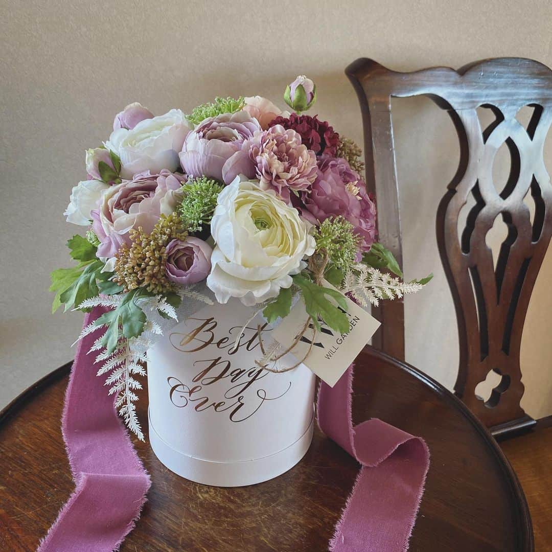 畑野ひろ子さんのインスタグラム写真 - (畑野ひろ子Instagram)「@willgarden_official  アーティフィシャルフラワーbox モーヴパープルのリネンリボンに、パープルのグラデーションのアレンジメントです。  #flowers  #artificialflower #artificialflowers #boxflower #gift #purple #willgarden」2月22日 13時56分 - hiroko_hatano_