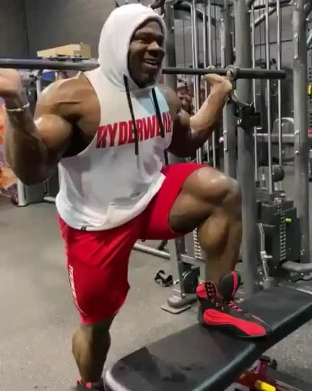 カイ・グリーンのインスタグラム：「STEP UP YOUR LEG DAY WORKOUTS ‼️  If you’re in the habit of going through the same motions week after week, shooting for the same rep range, staying in your comfort zone then listen up. This isn’t about confusing the muscle. This is about CHALLENGING the body AND the mind 🧠 Tackle new movements, push yourself, and GROW with my guidance in my eBooks 📚  To get a feel try this below!  HOW TO PERFORM 1️⃣. Place one foot on the bench, knees will be slightly out and over the ankle. 2️⃣. Be sure you drive up through your heel and squeeze your glutes at the top! 3️⃣. Remain tall throughout and then slowly descend down to the floor. 4️⃣. Now that’s 1 rep -> Switch legs and complete another rep. 5️⃣. Let’s work For 15-20 reps per leg!!  If you want more and to expand your knowledge head to the link in my bio 💯」