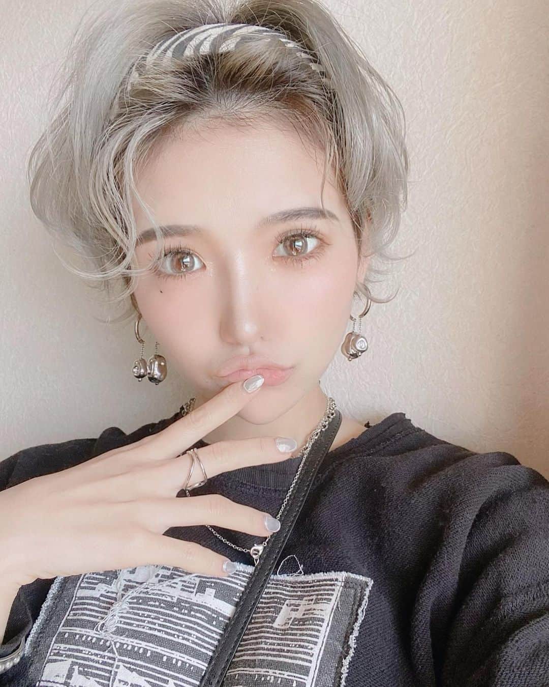 のインスタグラム：「new nail🤞. . シルバーとnuanceが かわいいしRINGとよく合う💍. . いつも可愛くして下さり ありがとうございます😭💙. @salon_doudou . 20階タワマンからの 絶景を見ながら施術💅 あっという間に時間も過ぎる☕️. ぜひアカウント飛んでみてね♥. . . 髪の毛は今日はセルフアレンジ🤞. カチューシャ付けてから アレンジするし10分かからない🤭. ショートでもオススメ✨. . ピアスは @nine9u_official   カラコンは安定の @hotel_lovers.official の みずあめ💧🍬 めちゃくちゃ盛れるのに 透明感あるしオススメ✨ . . . 全部タグ付けてるので ぜひ飛んでみてね♥. . .  #作品撮り #サロンモデル #猫目 #impression_shots#lovers_nippon_portrait #explorejpn #ビジョビ  #関西サロンモデル #関西サロンモデル募集中 #関西サロンモデル募集 #サロモ #ヘアモデル #メイク好きさんと繋がりたい  #フリーモデル#関西モデル #お洒落さんと繋がりたい #カラコンレポ #make #ショート#ショートヘアモデル #tiktok #ブリーチカラー #バイヤレージュ #ピンクカラー #パープルカラー #ダブルカラー  .」