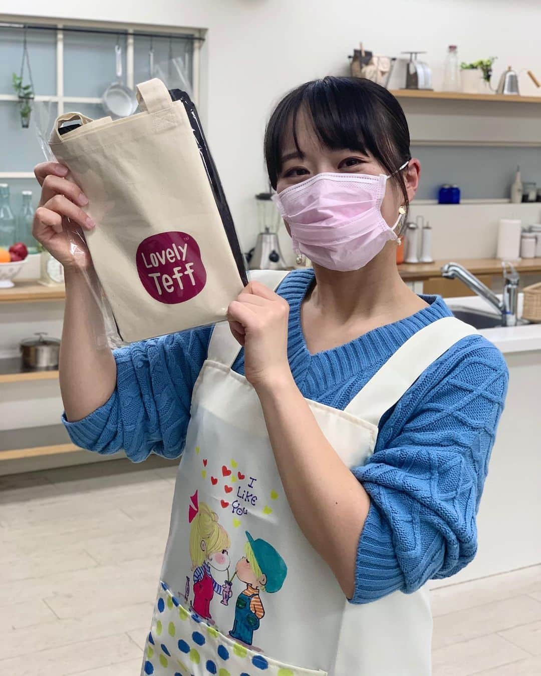 笹原優美さんのインスタグラム写真 - (笹原優美Instagram)「★﻿ 【第2弾‼︎】﻿ ラブリーテフを使った料理に挑戦しました❣️﻿  @trend.online.official のYouTubeチャンネルで﻿ 動画が配信されているのでぜひ観てください！！﻿ 『ラブリーテフ』で検索🔍﻿ 今日のストーリーにもリンクを載せてあります🥰  管理栄養士の金井麻由美さん @mayumikanai に﻿ レシピを教えていただきました！！﻿ 載せた写真は、﻿ 自分で作った料理を食べているところ😆🍳💖﻿ ﻿ ﻿ 栄養たっぷりのスーパーフード！﻿ 世界最小の穀物「テフ」を﻿ 手軽に摂れるように商品化されたのが﻿ 『Lovely Teff(ラブリーテフ )』です🌾💓﻿ ﻿ 食物繊維、鉄分や亜鉛などのミネラルなどなど﻿ 栄養たっぷりでしかも低GI&グルテンフリー😳✨﻿ ラブリーテフフレークは火を通さなくても﻿ 食べる事ができるので日頃から何にでもテフをかけてます🍚﻿﻿ ﻿ 今回のエプロンは、﻿ 以前にファンの方から頂いたものを﻿ つけてみました😊🙌🏻✨﻿ ☁️﻿ ☁️﻿ #ラブリーテフ#LovelyTeff﻿ #世界最小の穀物🌾#テフ#teff#テフ料理#テフレシピ﻿ #食物繊維#鉄分#亜鉛#ミネラル#たんぱく質#カルシウム#ビタミンB﻿ #栄養たっぷり#低GI#グルテンフリー#アスリート飯﻿ #ゴルフ #golf #高爾夫 #高尔夫﻿ #ゴルフ上手くなりたい#ゴルフ男子#ゴルフ女子﻿ #管理栄養士#金井麻由美 さん#料理﻿」2月22日 14時06分 - yumi_sasahara_official