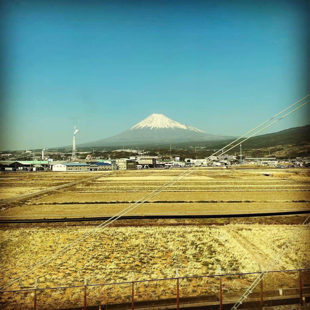 DJ AIKO 62さんのインスタグラム写真 - (DJ AIKO 62Instagram)「富士山🗻 美しいお姿が見られて嬉しい😊  #富士山 #mtfuji #新幹線からの富士山  #富士は日本一の山  #美しい山 #beautiful #DJAIKO62 #新幹線 #🗻」2月22日 14時18分 - djaiko62