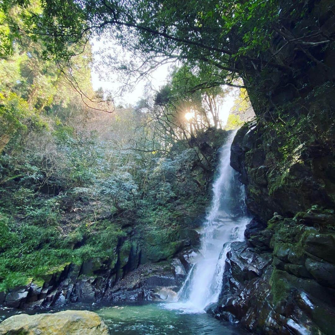 TOGGYさんのインスタグラム写真 - (TOGGYInstagram)「滝行へ。  貝原益軒が「筑紫国続風土記」の中で、筑前国中で最も美しい滝と記している花乱の滝。  白糸の滝、菅生の滝と並んで、福岡県の三大名瀑（滝）のひとつ。」2月22日 14時11分 - dj_toggy