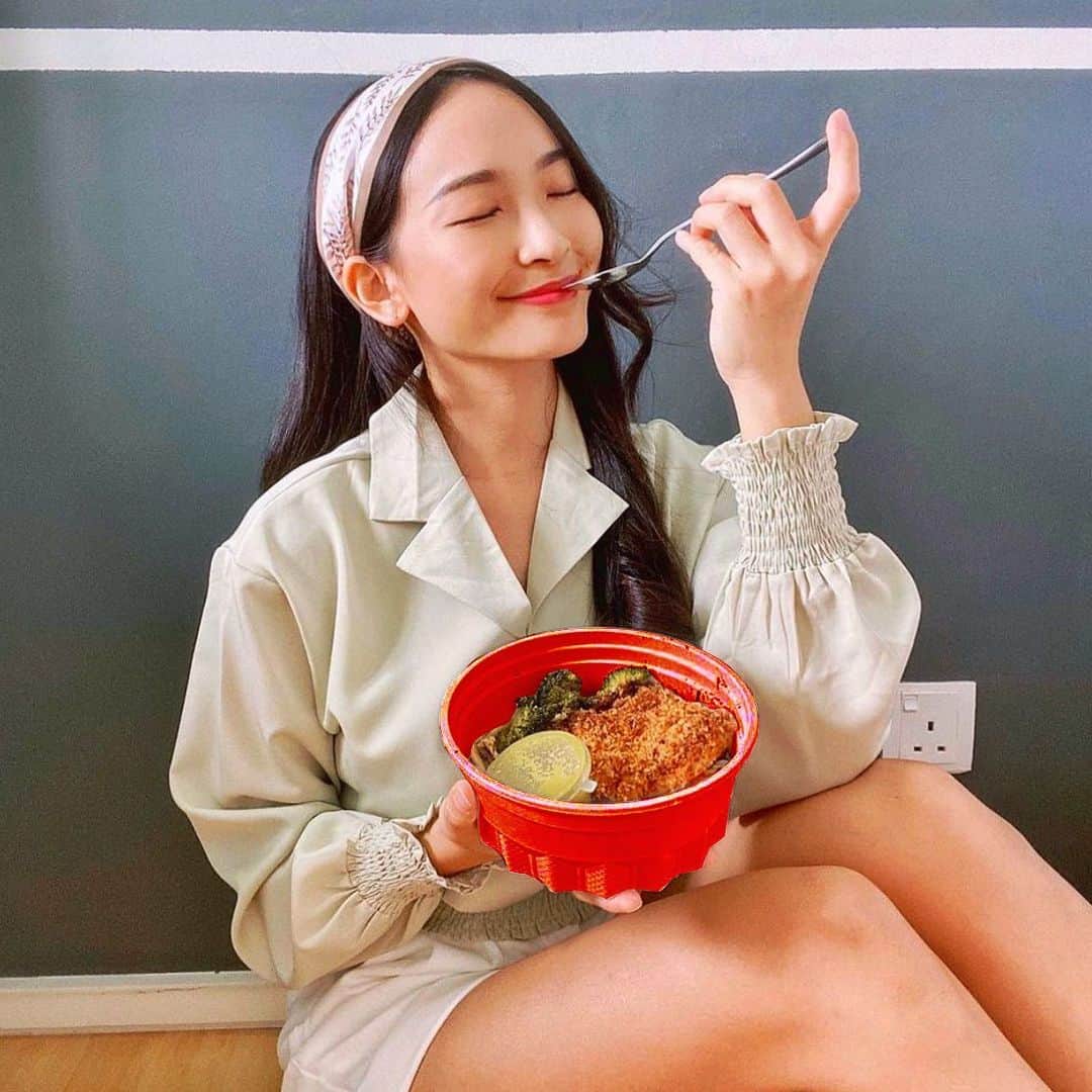 エアアジアのインスタグラム：「GO RED with airasia delivers this Chinese New Year!  For @airasiafood, enjoy RM 8 OFF* Delivery Fee for new users. Remember to use code “GORED8” when you check out.   What are you waiting for? Order your hot meals right away! Download airasia, The Asean Super App, or order here https://air.asia/w1k4C. T&Cs apply* __________ *Promo is applicable in Klang Valley only. Launching in more cities soon.  Cover photo by @jessicaljw」