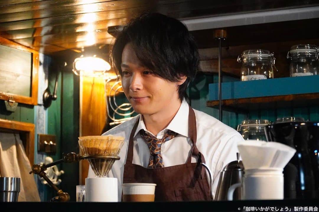 のインスタグラム：「#珈琲いかがでしょう ☕️  場面写真も届きました🐙🤳  タコカー🚚の中で珈琲を淹れながら お客さんのお話を聞いている青山さん…  こんな珈琲屋さんがいたら 長居してしまいますね😌☕️  4月5日(月)初回スタートです🐙 是非お楽しみに☕️」