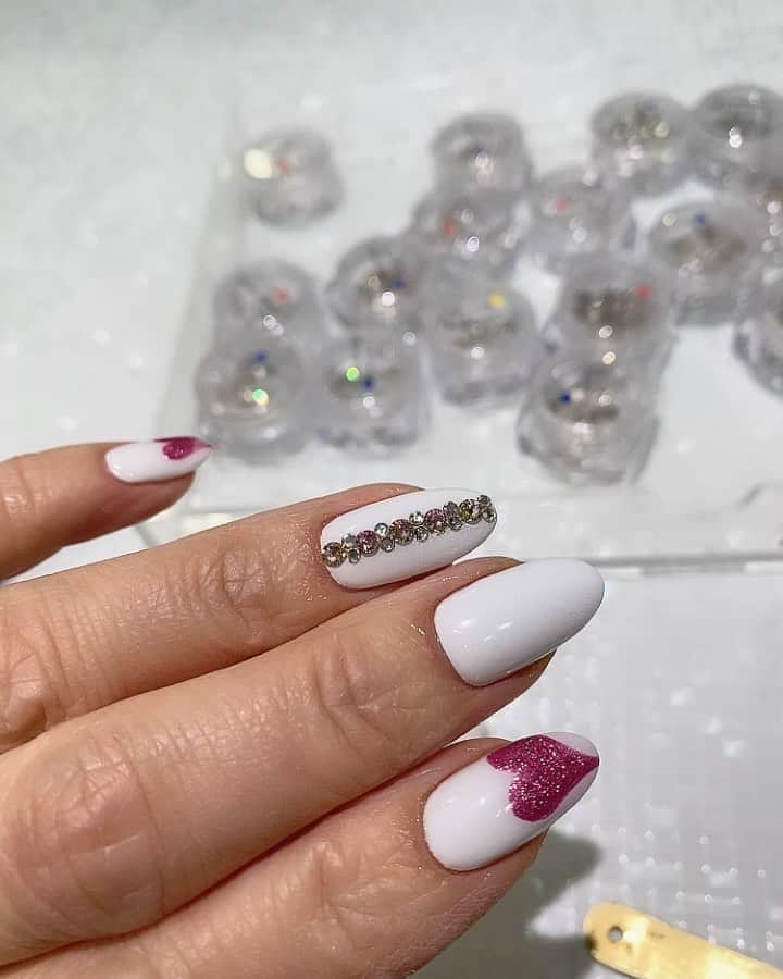 名古屋プレミアムネイルサロン アデリーネイルのインスタグラム：「ストーンつけて💓💓💓  アデリーネイル ☎︎052-325-2533 名古屋市北区若葉通1-2レクサ若葉2階 1階無料駐車場となっております(6台有)#アデリーネイル#プレミアムネイルサロン #ネイル#ネイルサロン#名古屋#名古屋ネイルサロン#トレプロ#3Dネイルアート#nails#gelnails#nailart#スワロフスキークリスタル#アイラッシュサロン#サロンデザイン#フレンチネイル#ドット#ハートネイル#ハートデザイン#네일#무광네일#살롱#ホワイトカラー#ホワイトネイル」