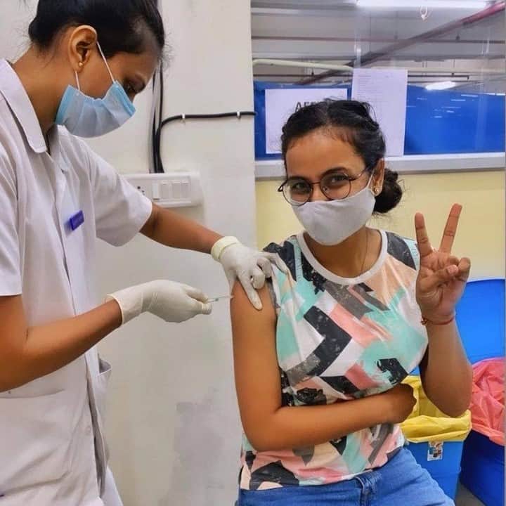 unicefさんのインスタグラム写真 - (unicefInstagram)「Congratulations to health workers vaccinated against COVID-19 this week! Throughout the pandemic, you have been our first responders and our last hope for families facing tragedy. As you protect our loved ones, you must also be protected.⠀ ⠀ UNICEF and @who are calling on governments to make sure ALL health workers are vaccinated - no matter where they live.⠀ ⠀ Getting a vaccine or know someone who is? Post a photo with the v-sign, tell us how you feel and tag @UNICEF to be featured. #Vaccinated ✌  📸 @darmady_darmawan @tradledoc @unicefbangladesh @katieanglim @unicefnepal @tiagoarouche @nursingwithmaraam」2月22日 14時15分 - unicef
