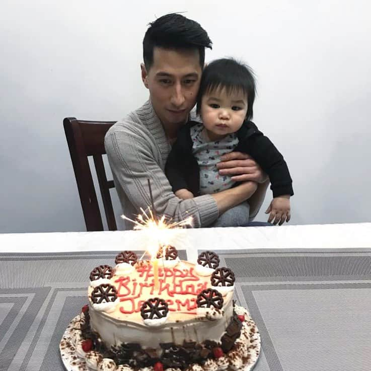 ジェレミー・テンのインスタグラム：「I don’t know who’s more transfixed on the sparkler in the cake, my nephew or I...  What a difference a year makes. On this day exactly 1 year ago, I was in Columbus, Georgia performing in what we didn’t know at the time, would be our final show with Cirque Du Soleil’s Axel. My cast and I would  all head home for our 2 week break before embarking on the third leg of tour only to find out that we wouldn’t be returning at all due to Covid:19. For 6 months I sat around my apartment playing games on my Switch, attempting to sharpen my cooking skills, trying to motivate myself with at home workouts and yoga sessions via YouTube, and just waiting for something to just happen. Obviously nothing ever did.  It wasn’t until October that I decided that I wasn’t going to sit around and let a pandemic derail my life so I took the plunge and I enrolled into the Real Estate trading services course at UBC’s Sauder School of Business. After 4.5 months of late nights and intense non-stop studying, I sat down for my real estate exam this past Wednesday and I passed.  I don’t know what the future holds for me but one thing that I do know is that you’re never too old to chase your dreams and I’d rather take the shot and miss, than not take the shot at all.  Although adulthood can be overwhelming at times and even scary, as clearly shown in this picture, I’m always going to be a kid at heart.   #32 #BirthdayBoy」