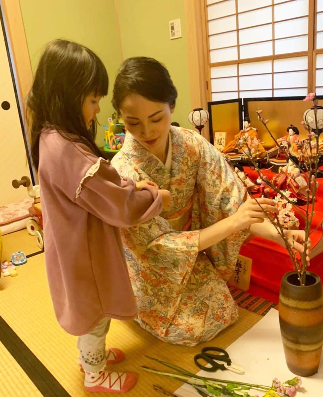 日高薫さんのインスタグラム写真 - (日高薫Instagram)「昨日はお雛様🎎飾り準備💗👩‍👧✨💗  #お雛様 #🎎 #生花 #生花アレンジ #桃の花 #菜の花 #着物 #着物ヘア #👘 #小紋 #名古屋帯 #4歳 #女の子ママ」2月22日 14時27分 - hidaka_kaoru_official