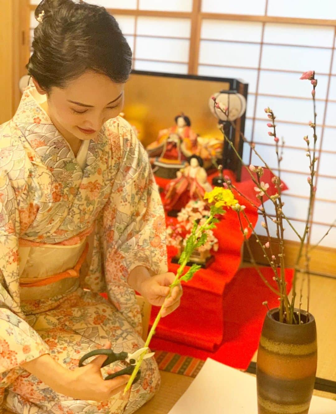 日高薫さんのインスタグラム写真 - (日高薫Instagram)「昨日はお雛様🎎飾り準備💗👩‍👧✨💗  #お雛様 #🎎 #生花 #生花アレンジ #桃の花 #菜の花 #着物 #着物ヘア #👘 #小紋 #名古屋帯 #4歳 #女の子ママ」2月22日 14時27分 - hidaka_kaoru_official