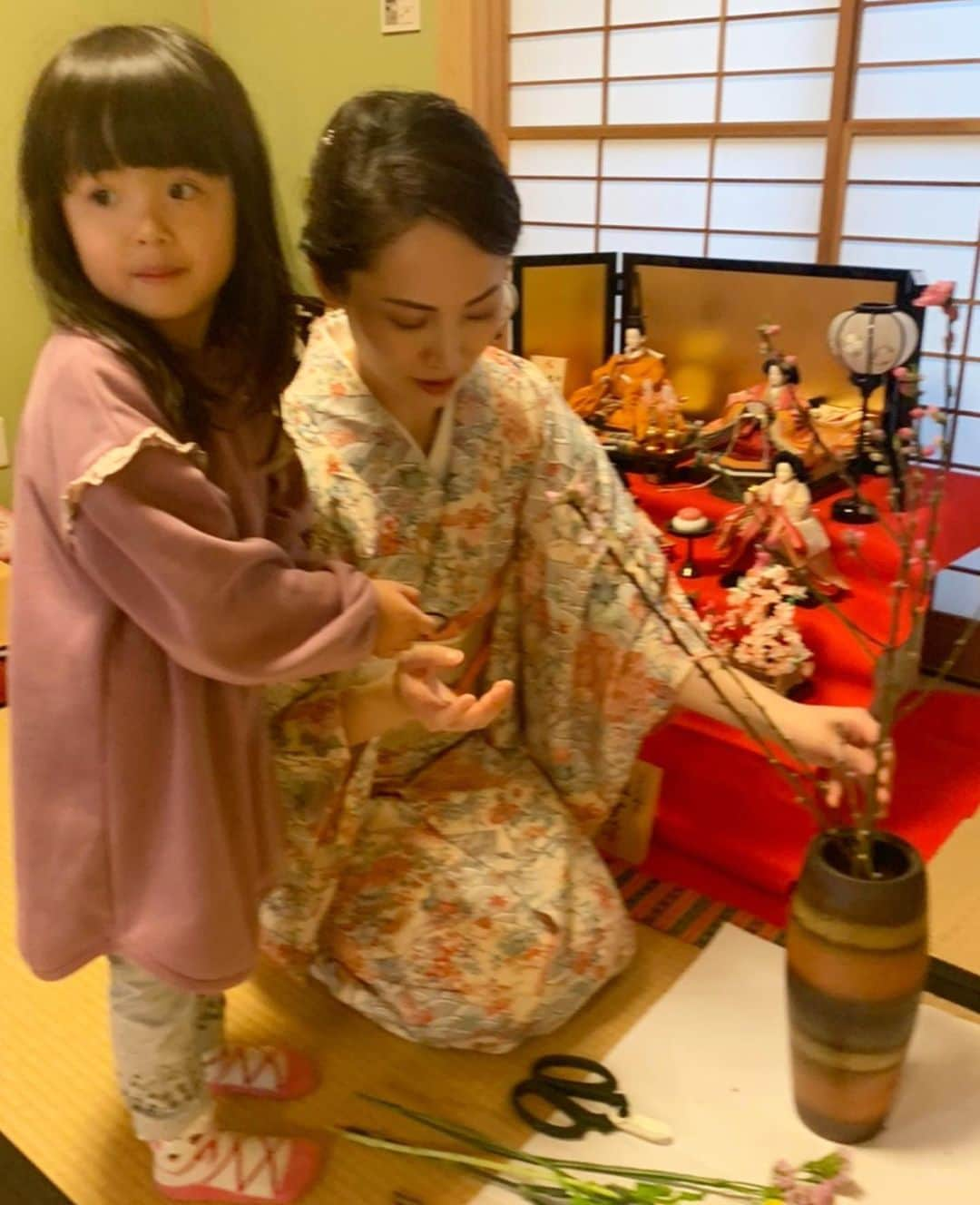 日高薫さんのインスタグラム写真 - (日高薫Instagram)「昨日はお雛様🎎飾り準備💗👩‍👧✨💗  #お雛様 #🎎 #生花 #生花アレンジ #桃の花 #菜の花 #着物 #着物ヘア #👘 #小紋 #名古屋帯 #4歳 #女の子ママ」2月22日 14時27分 - hidaka_kaoru_official