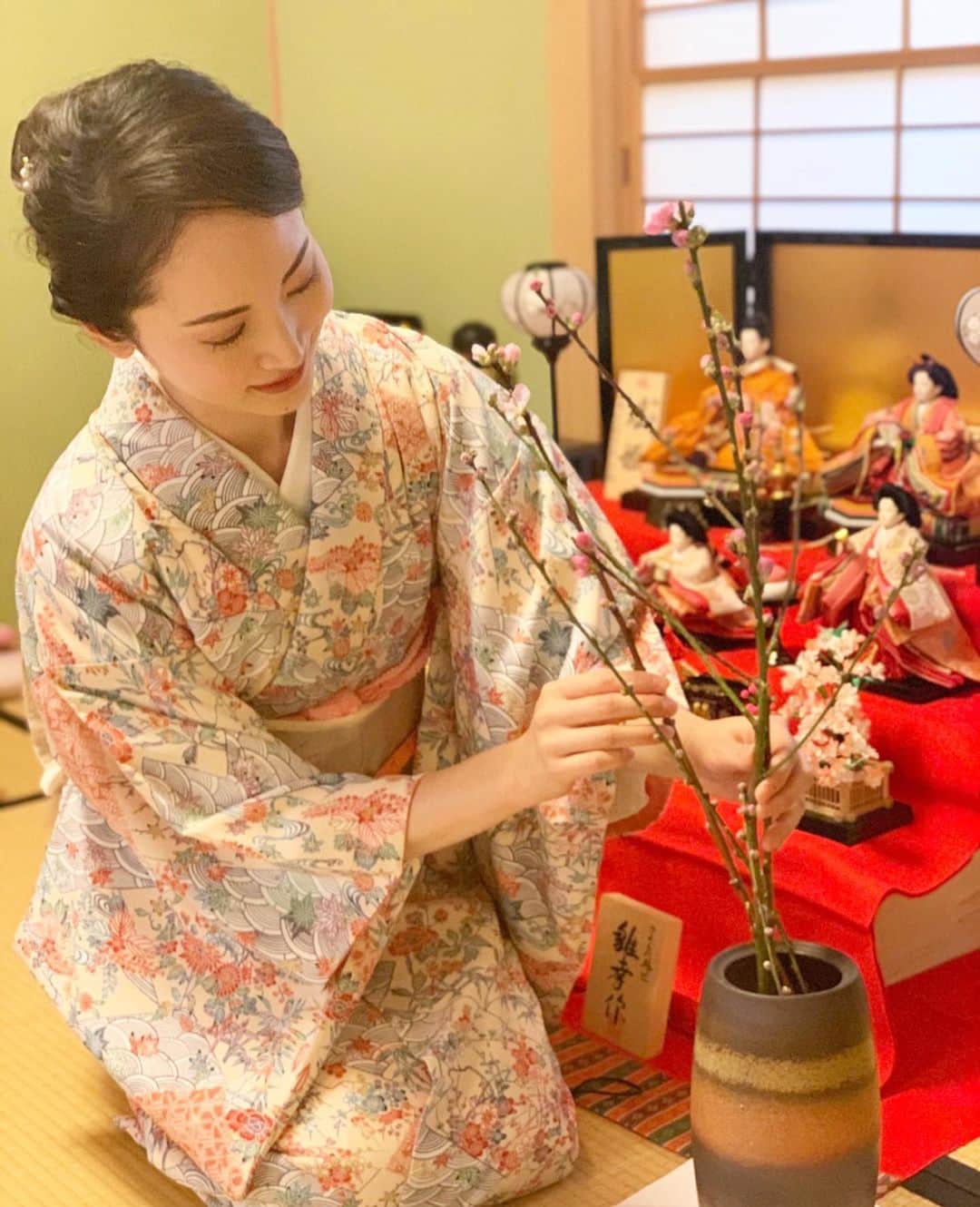 日高薫のインスタグラム：「昨日はお雛様🎎飾り準備💗👩‍👧✨💗  #お雛様 #🎎 #生花 #生花アレンジ #桃の花 #菜の花 #着物 #着物ヘア #👘 #小紋 #名古屋帯 #4歳 #女の子ママ」