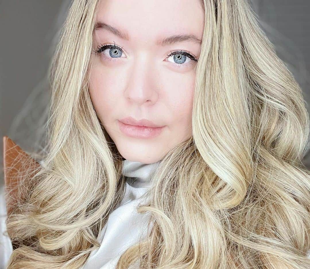 サーシャ・ピーターズのインスタグラム：「I had a good hair day 🤷🏼‍♀️」