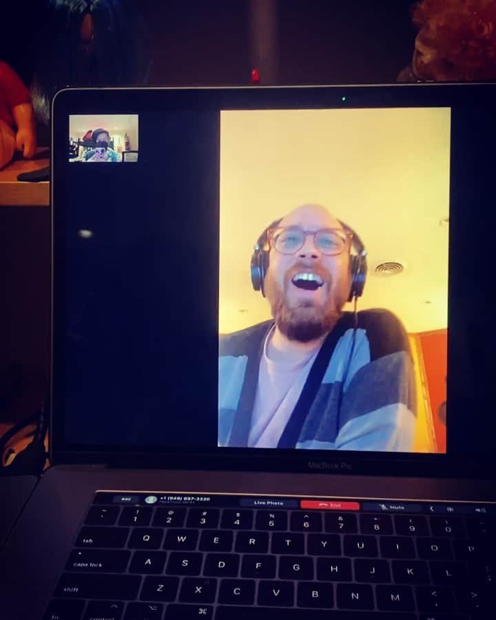 トラビ・マッコイのインスタグラム：「That GOLDEN MOMENT when you realize you can have LIVE sessions with one of your BROTHERS!!!! From Upstate, Ny to Nashville,TN! Remotely.... took some finessing but all  and all with everything we’re going through and being distanced from EVERYTHING, this was a SUPER CHEAT CODE for me, to be able to work with one of my favorite people in the world as we both waddle in our homes waiting for the apocalypse to happen at least we can make some good music before these fault lines start Shakin! Love you Jarrad!!!!」
