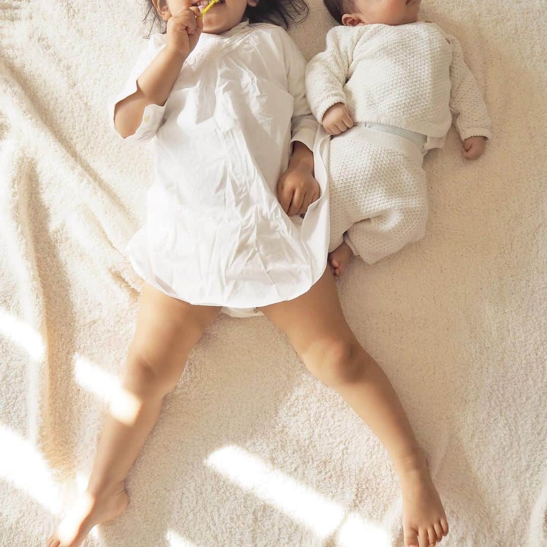 吉田明世さんのインスタグラム写真 - (吉田明世Instagram)「今日で生後2ヶ月になりました👶 毎日があっという間に過ぎていき 一人目の時よりもあまり写真を撮れていないのですが、 せめて一ヶ月に一度は、二人が並んだ写真を撮ろうと決めています😊  しかし、決めたからといって撮れる、と言うわけではないのが現実🙄  朝起きた時はお写真撮るー！とノリノリだったのに、 いざ撮ろうとすると、 お写真撮らなーい。 疲れちゃったもーん。 と拒否する娘🙅‍♀️  下の子が生まれたことで、どうやら卒業したと思っていたイヤイヤ期が復活したようです。  そんなときは、伝家の宝刀、アンパンマンチョコの出番です🍫 目の前にチラつかせると笑、すっかりご機嫌になり、にっこり笑顔で写真を撮らせてくれました！ アンパンマンさまさまです。  #きょうだい写真 #シワシワのシャツが朝のバタバタ具合を物語っている #むちむち足の娘と #むちむち二重顎の息子 #二人ともすくすく育ってくれて感謝です #アンパンマンチョコの威力 #冷蔵庫にこっそり常備しているのは娘には秘密です #物で釣るのは良くない #と頭では分かっています😀」2月22日 14時36分 - akiyo0414