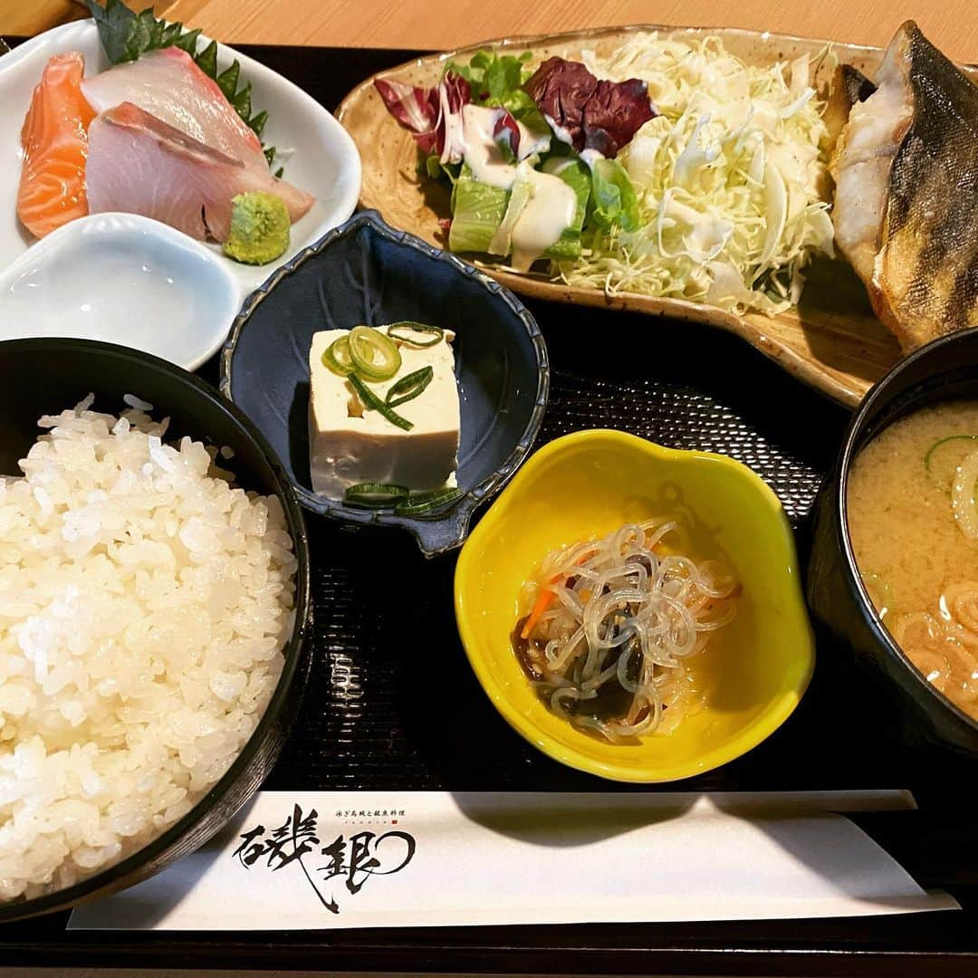 泳ぎイカ銘魚料理　磯銀のインスタグラム：「今週も始まりましたね😉 ランチでパワーつけていきましょう💪  #磯銀#淀屋橋#肥後橋#鮮魚#日本酒#ランチ #大人の隠れ家」