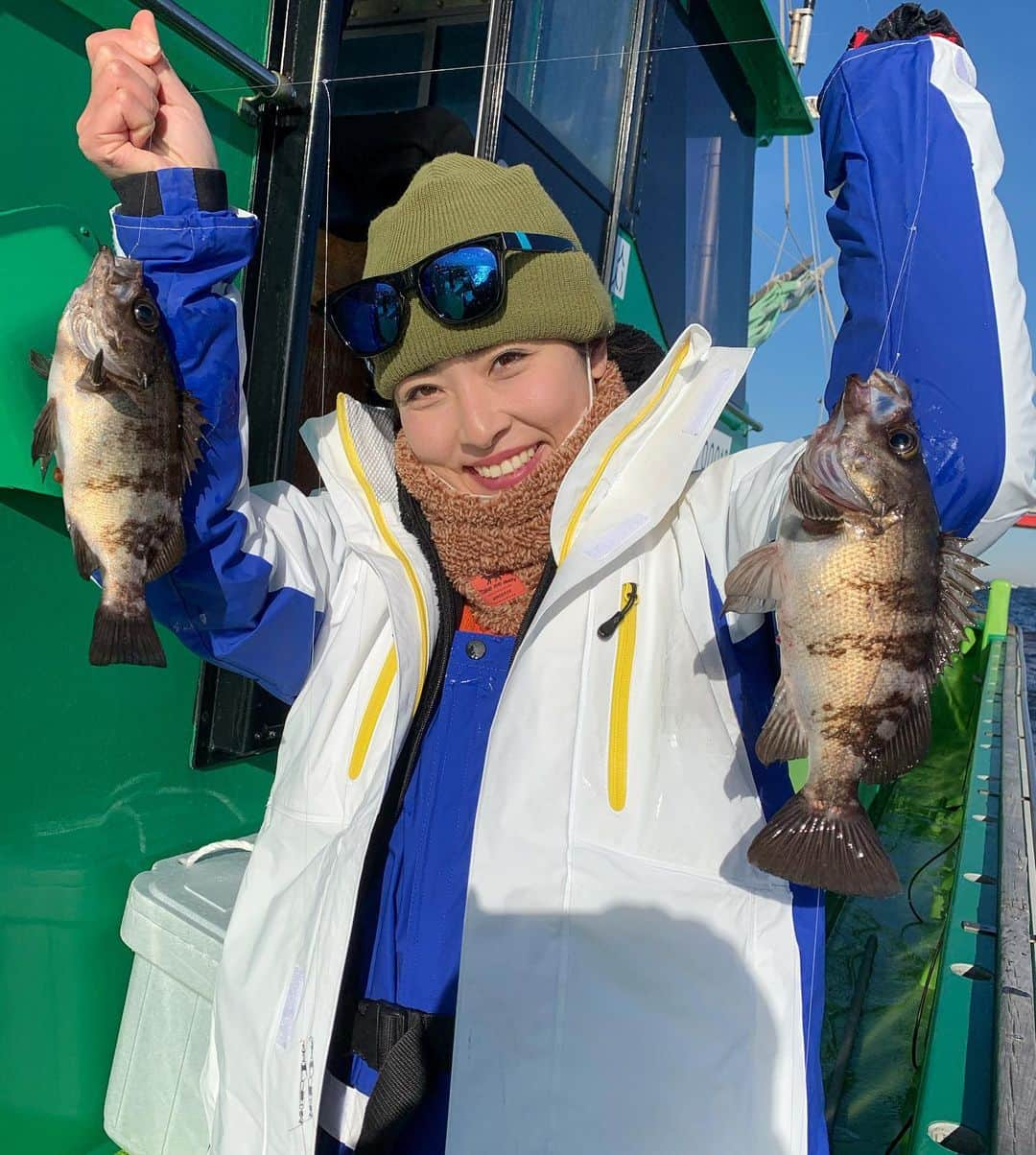 川目梢のインスタグラム：「浦安『吉野屋』春告魚のメバル釣り🎣  コワモテですが優しい青山船長の指示通り 「あそこだー」と ピンポイントで投入するも 「いや、そこじゃない、もっと右」 慌てる、ありさ @angler_arico と私。  10㌢違っただけで釣れ方がぜーんぜん違うのよ。  我々女子2人を 風が吹いて大変な操船の中 小窓から顔を出してアドバイスしてくれた 青山船長に感謝🙇‍♀️  ゲーム性あってめちゃくちゃ有意義な釣りでした🌼  #吉野屋 #メバル #メバル釣り #釣り #釣り好きな人と繋がりたい #釣りガール #釣りスタグラム #釣り女子 #釣り好き #釣りバカ」