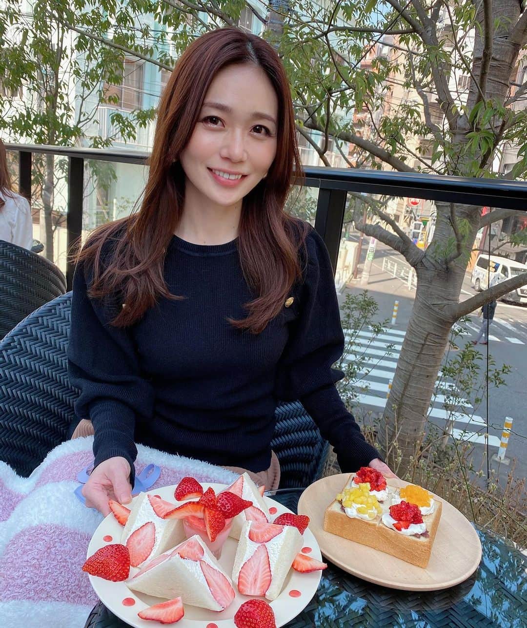 築山可奈さんのインスタグラム写真 - (築山可奈Instagram)「あったかすぎるからテラス～🥰 フルーツサンドおいしすぎ❤️ リフレッシュ✨✨ #ダカフェ #フルーツサンド #カフェ #恵比寿カフェ #テラス #リフレッシュ #cafe #refresh #happy #love #fruit #relax #coffee #strawberry」2月22日 14時30分 - kana.tsukiyama