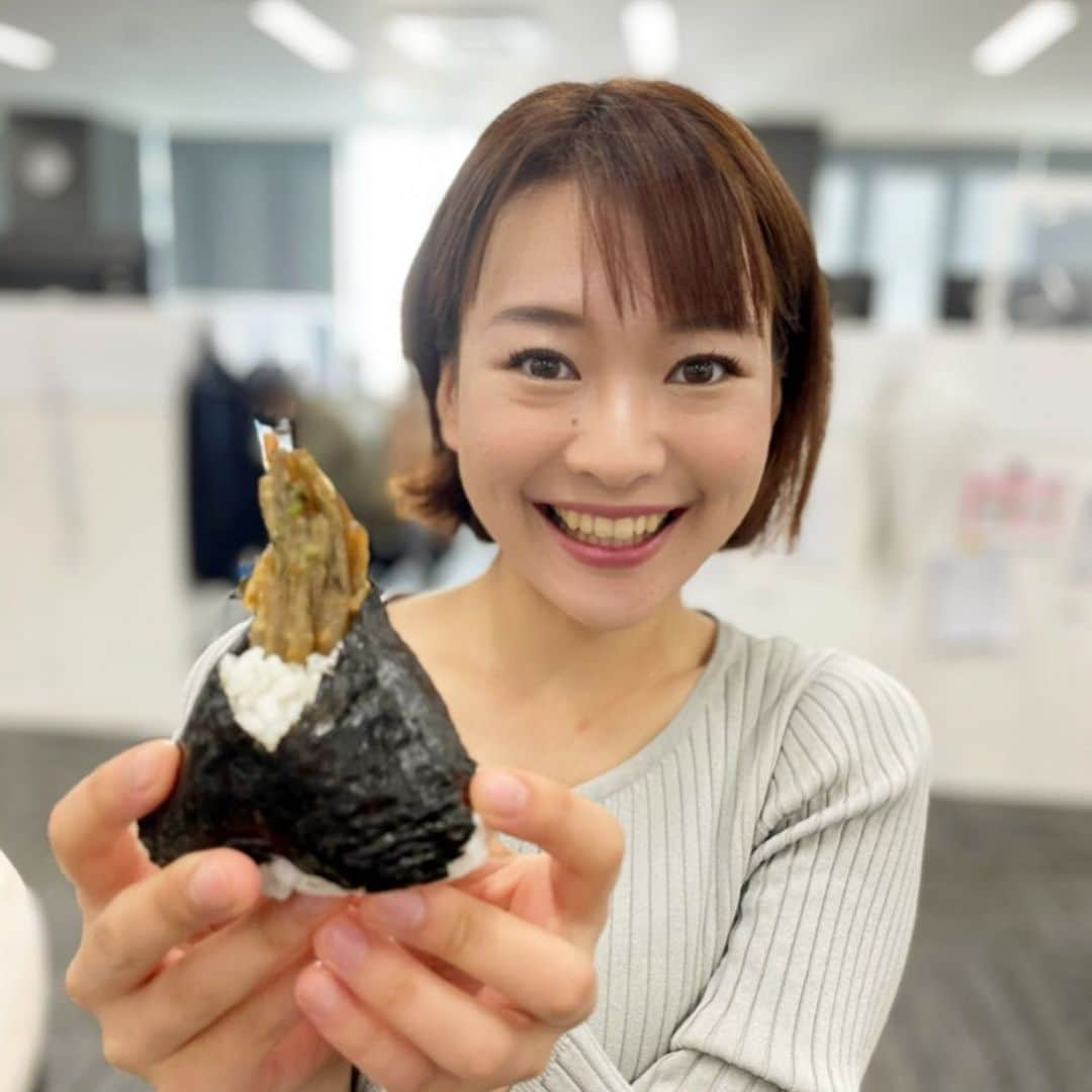 有田優理香のインスタグラム：「きょうのテレビ派「キニナル」は、全国コンテストで最優秀賞を獲得したインパクト大なおむすび🍙  おむすびからはみ出た具材は、長さ10センチ余りのきんぴらごぼうのかき揚げ！存在感が半端ない…👏  米どころ新潟出身の私が開発の思いを取材しました！ きょう17時台のテレビ派ぜひご覧ください🙏✨  #膳七 #オクモト #しゃきしゃきごぼう天むすび #お弁当お惣菜大賞2021 #広島テレビ　#テレビ派　#キニナル」