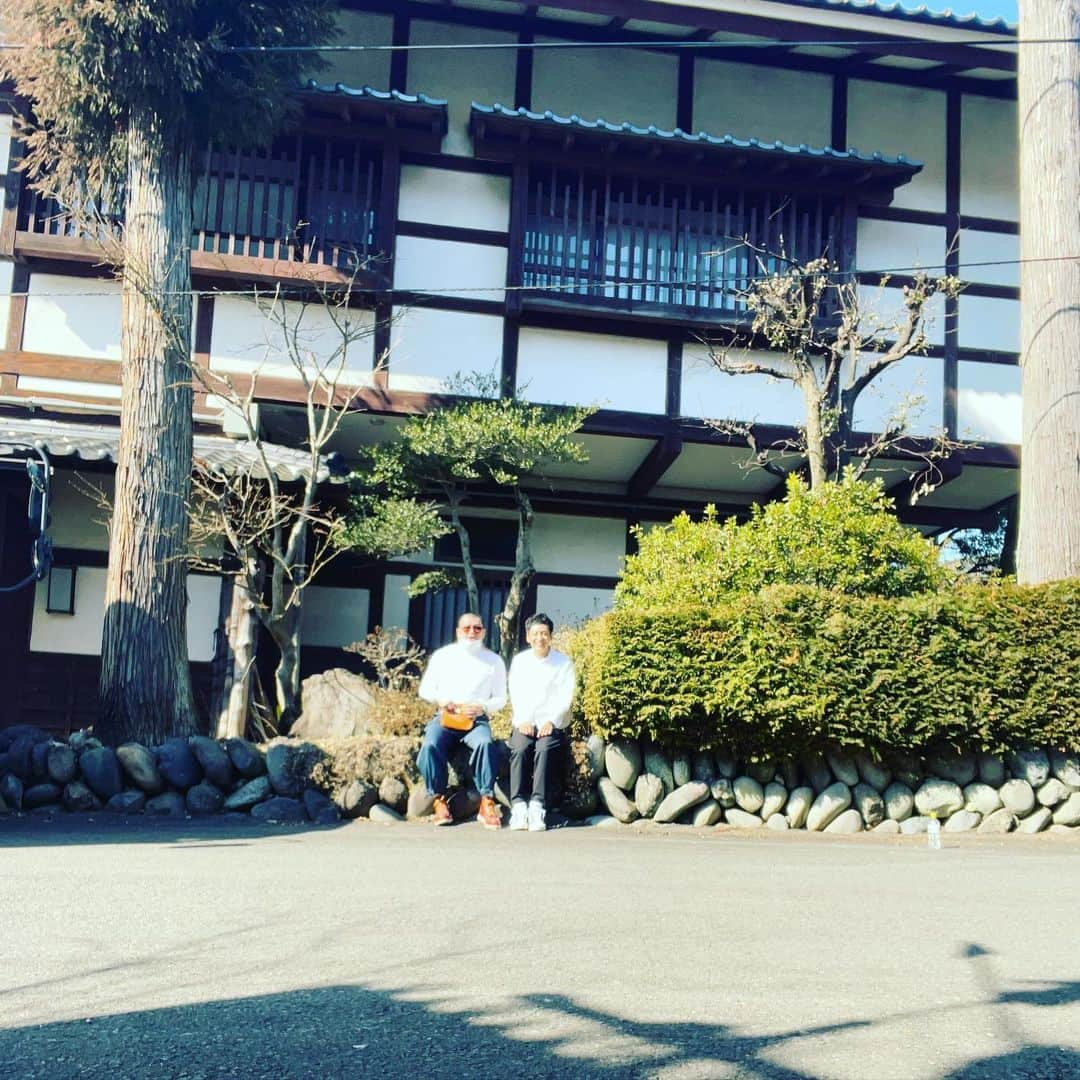 村田秀亮さんのインスタグラム写真 - (村田秀亮Instagram)「くっきーさんとロケ 日和がよ過ぎてます。 雪残りやけど暖かい。 何故か雪入れて撮りたがるくっきーさん 3枚目はタイマーしてダッシュして撮った。 #くっきーさん #群馬の奥地 #ロケ #趣」2月22日 14時45分 - toromurata